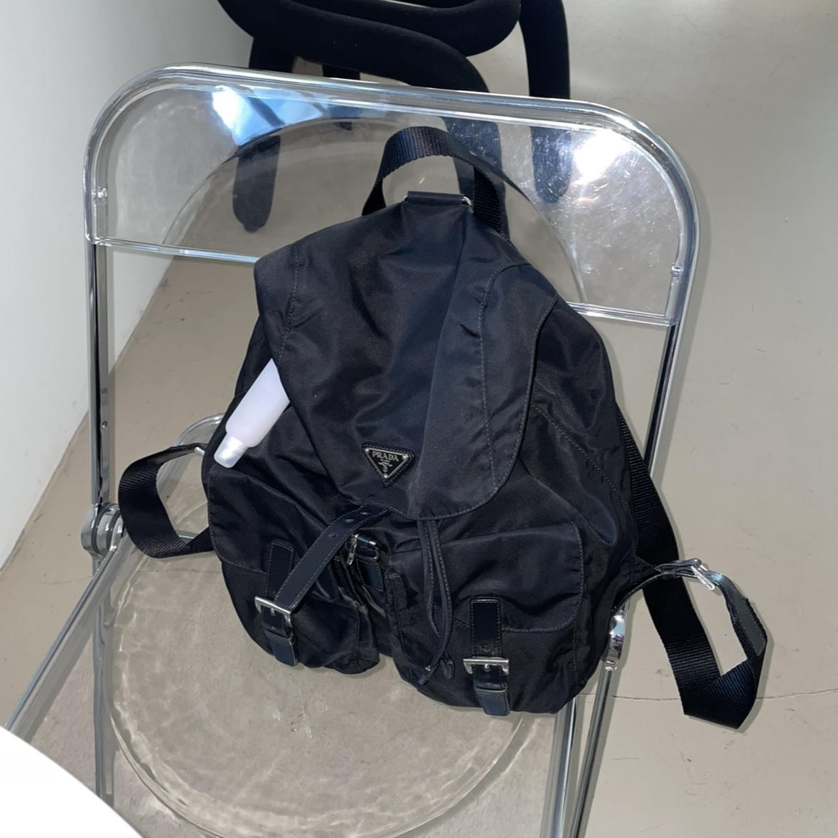Prada Re-Nylon Medium Backpack Black 착용 스타일