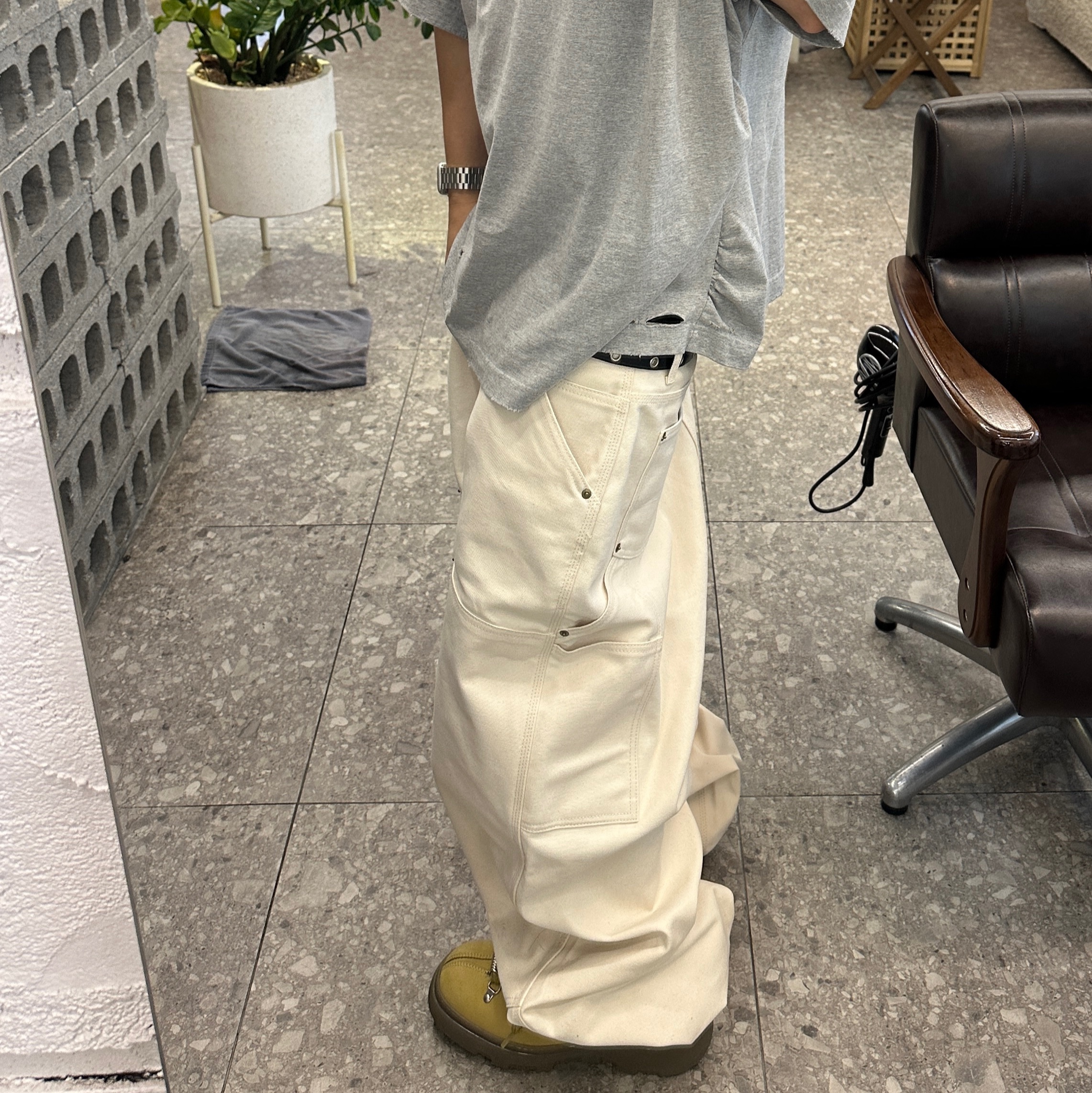 Nonnod Puckering News T-shirt Vintage grey, Undermycar Pure Hardstone Carpenter Pants Ivory - 24FW 착용 스타일 - 6
