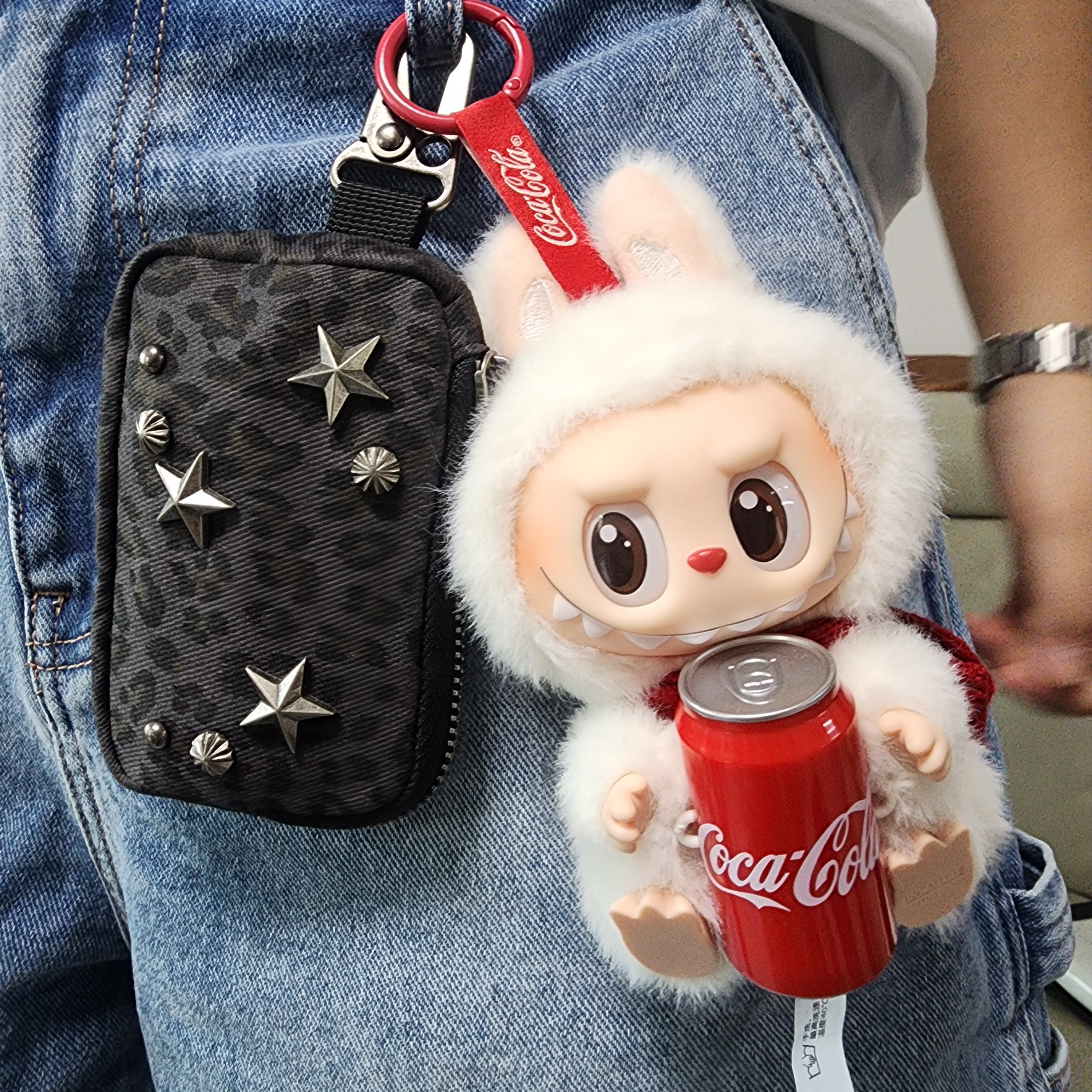 Pop Mart Labubu Coca Cola Series Keyring Sealed Case (1 Blind Box) 착용 스타일