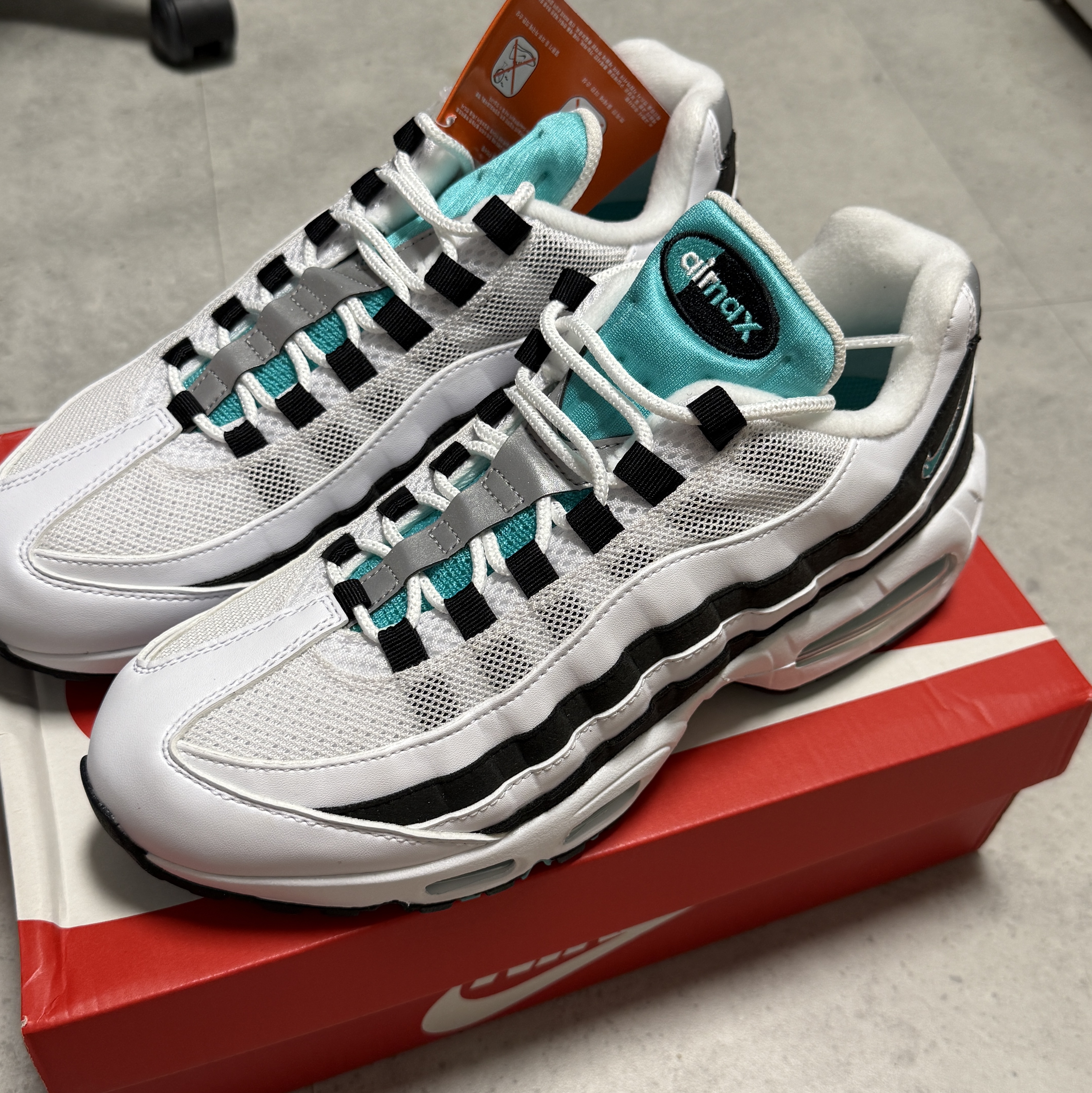 Nike Air Max 95 OG White and Black 착용 스타일 - 5