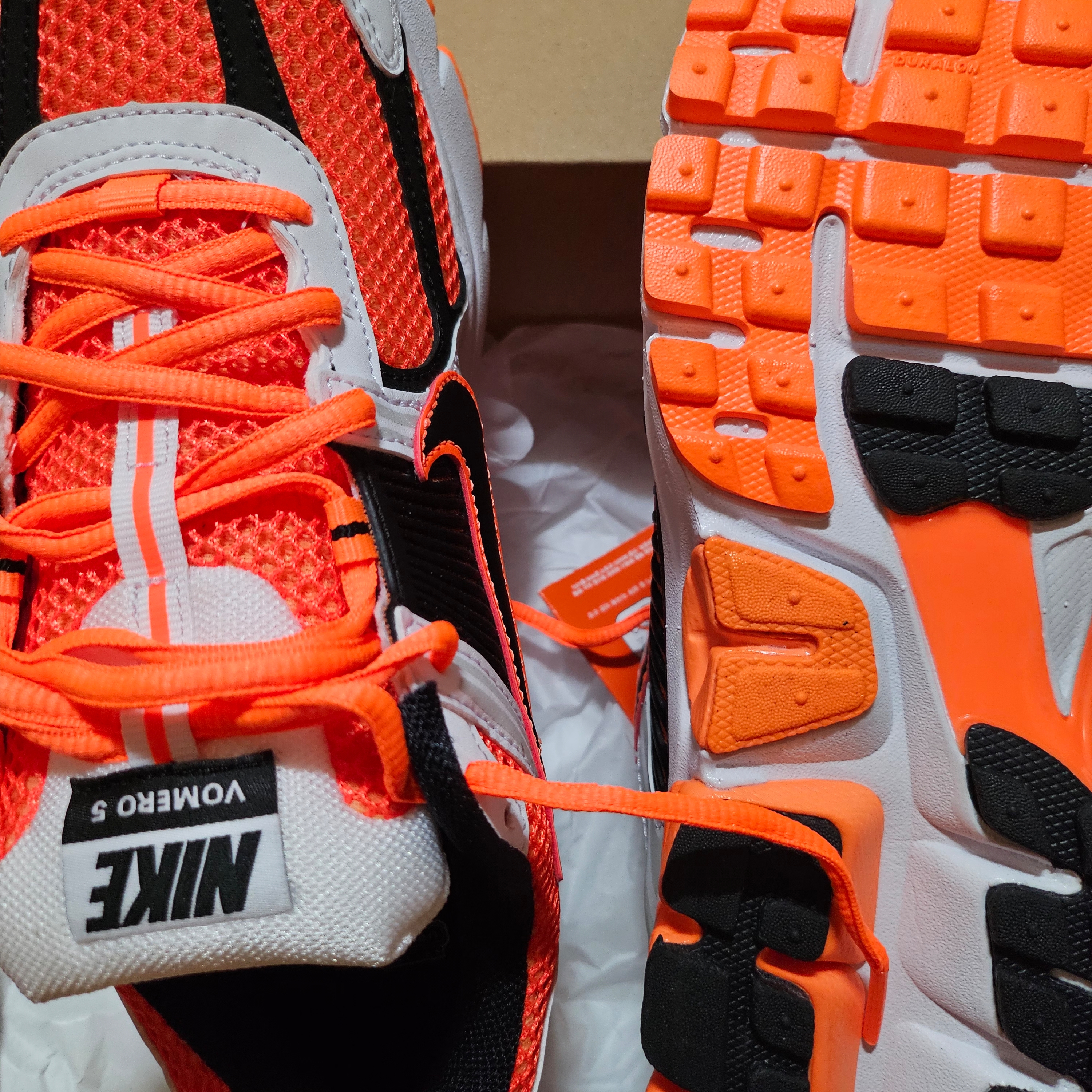 Nike Zoom Vomero 5 Total Orange Black 착용 스타일