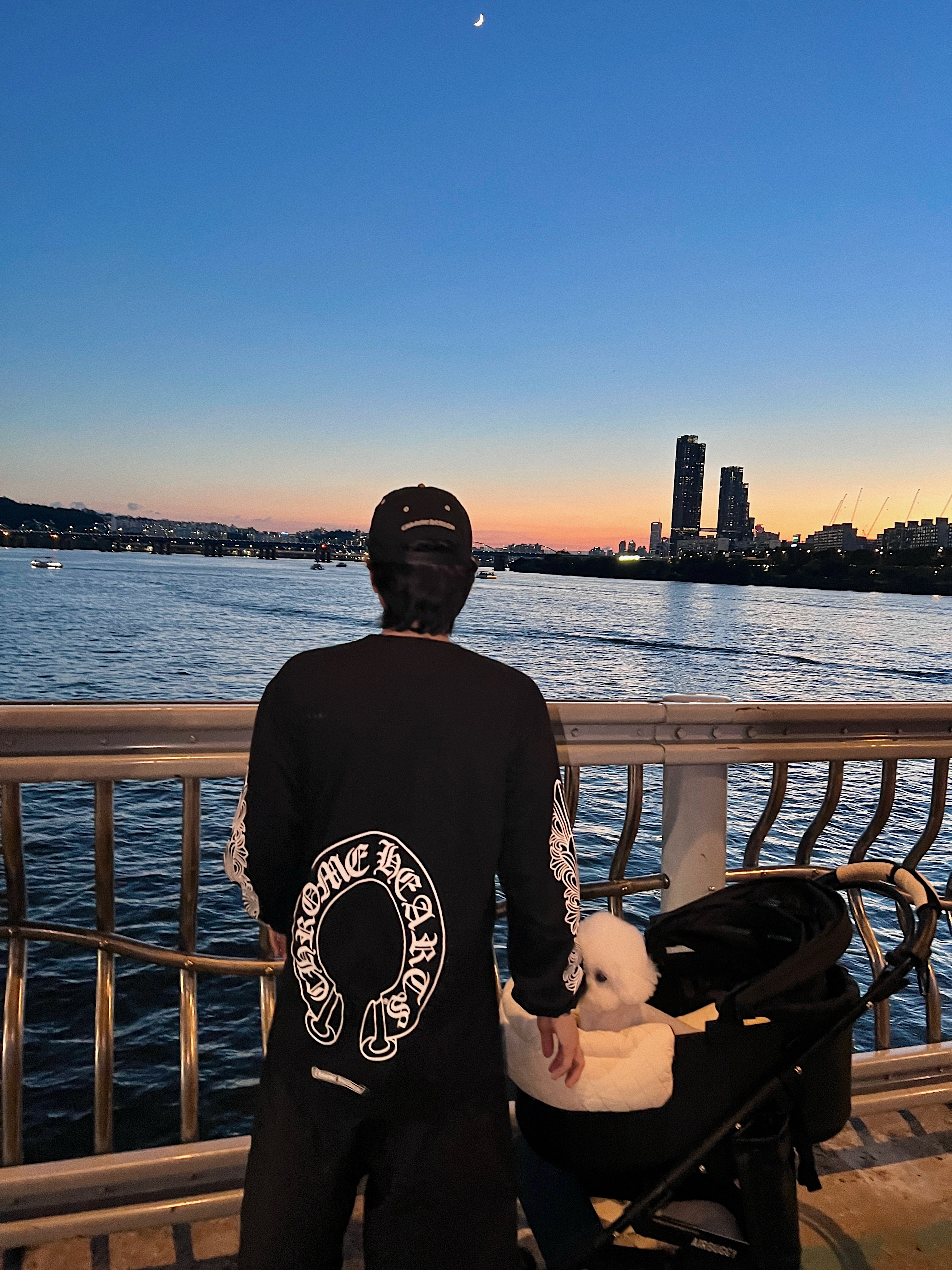 Chrome Hearts Horse Shoe Long Sleeve T-Shirt Black, Chrome Hearts Cemetery Trucker Hat Black 착용 스타일 - 1