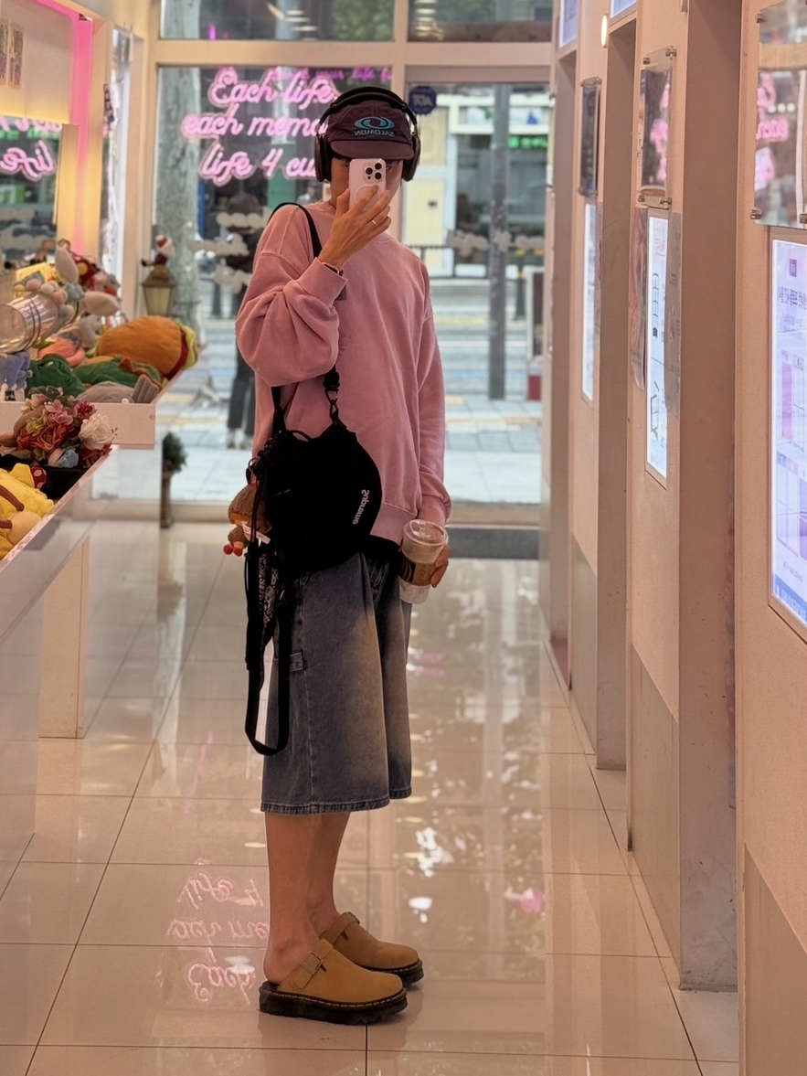 Dr. Martens Zebzag Suede Slingback Platform Mule Savannah Tan, Carhartt WIP Vista Sweatshirt Glassy Pink 착용 스타일 - 3