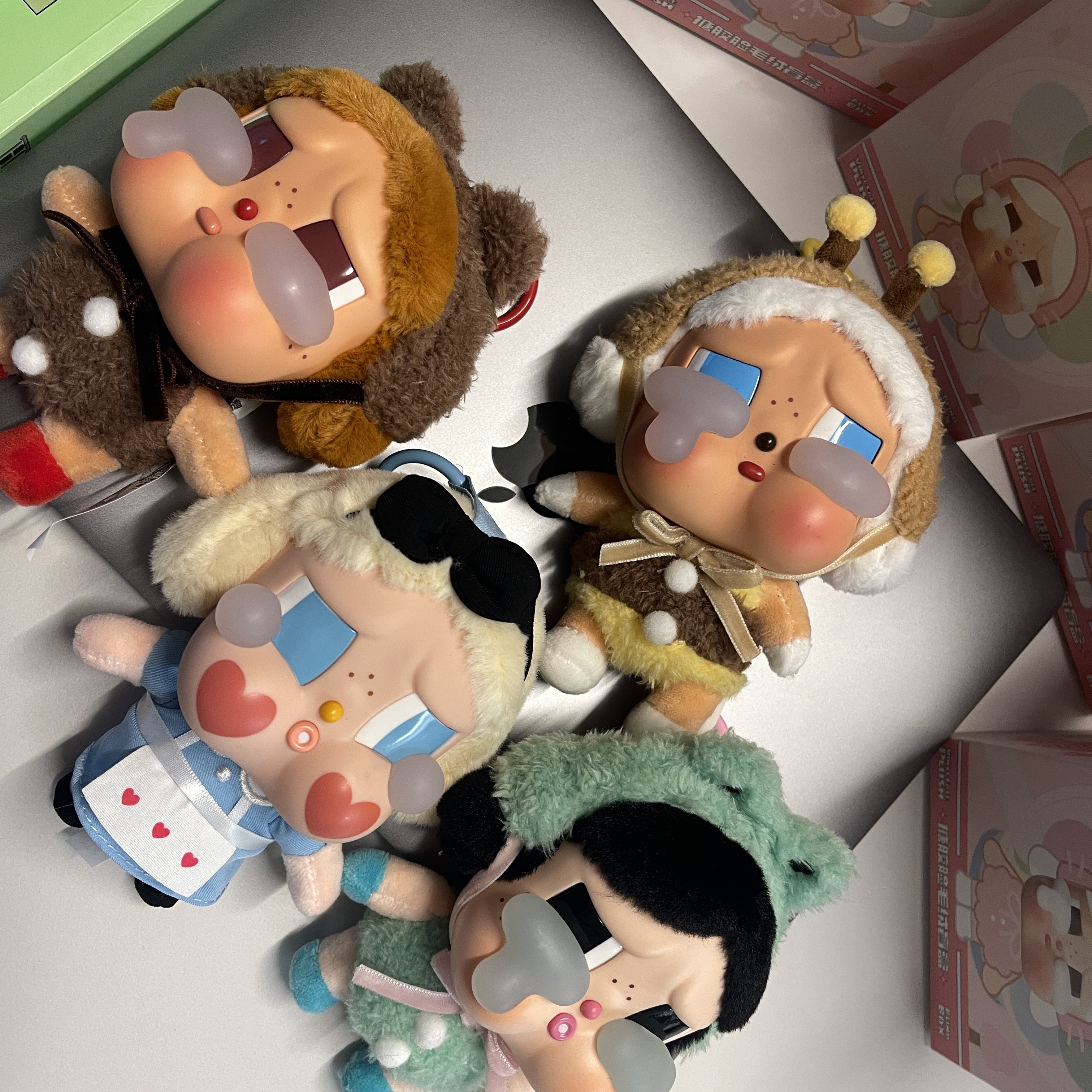 Pop Mart Crybaby Crying Again Series Plush Keyring I'll Bring You A Flower (Opened Case), Pop Mart Crybaby Crying Again Series Plush Keyring She's Alice (Opened Case) 착용 스타일