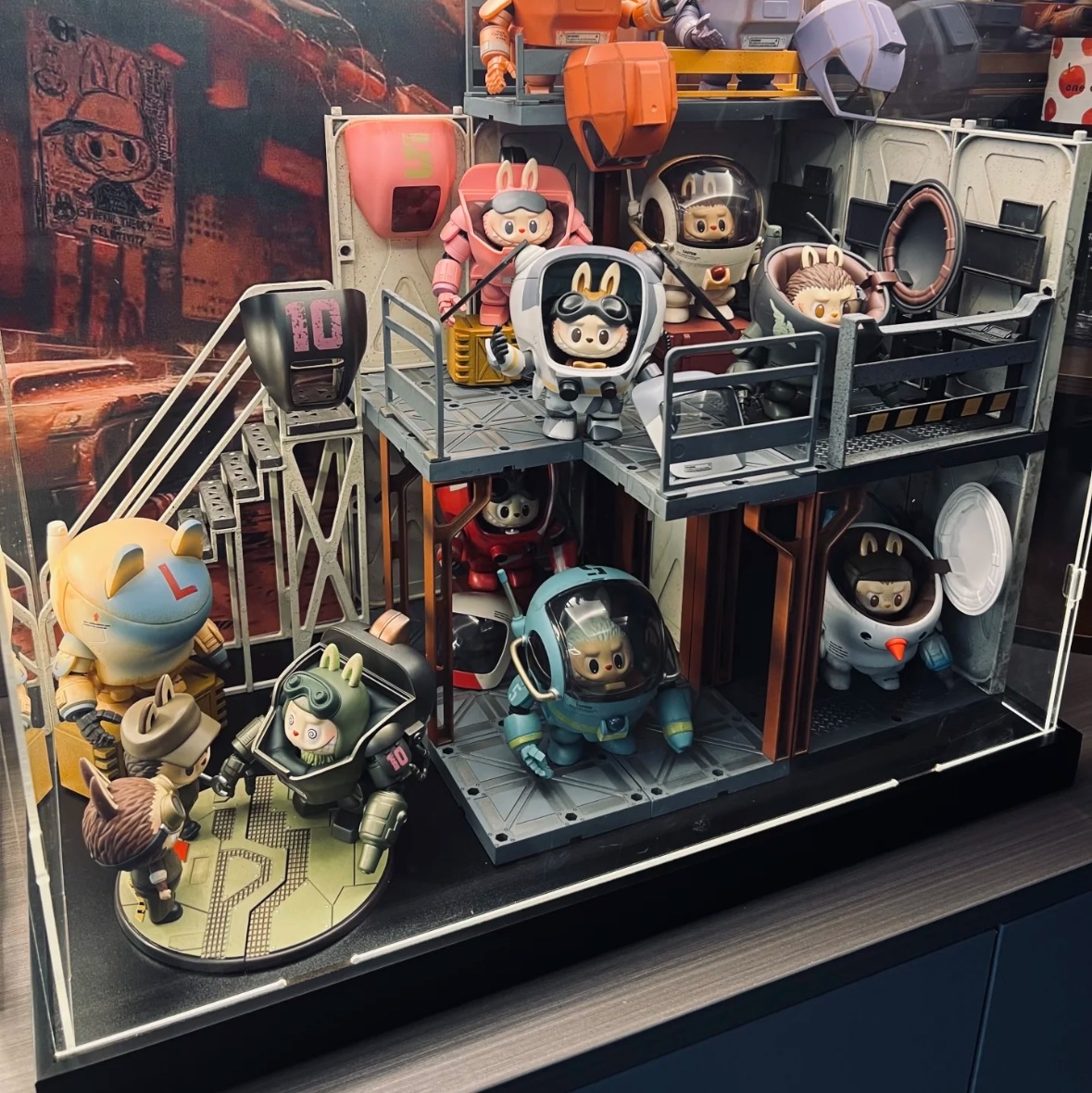 Pop Mart Labubu The Monsters x Kow Yokoyama Maschinen Krieger Series Sealed Case (1 Blind Box) 착용 스타일