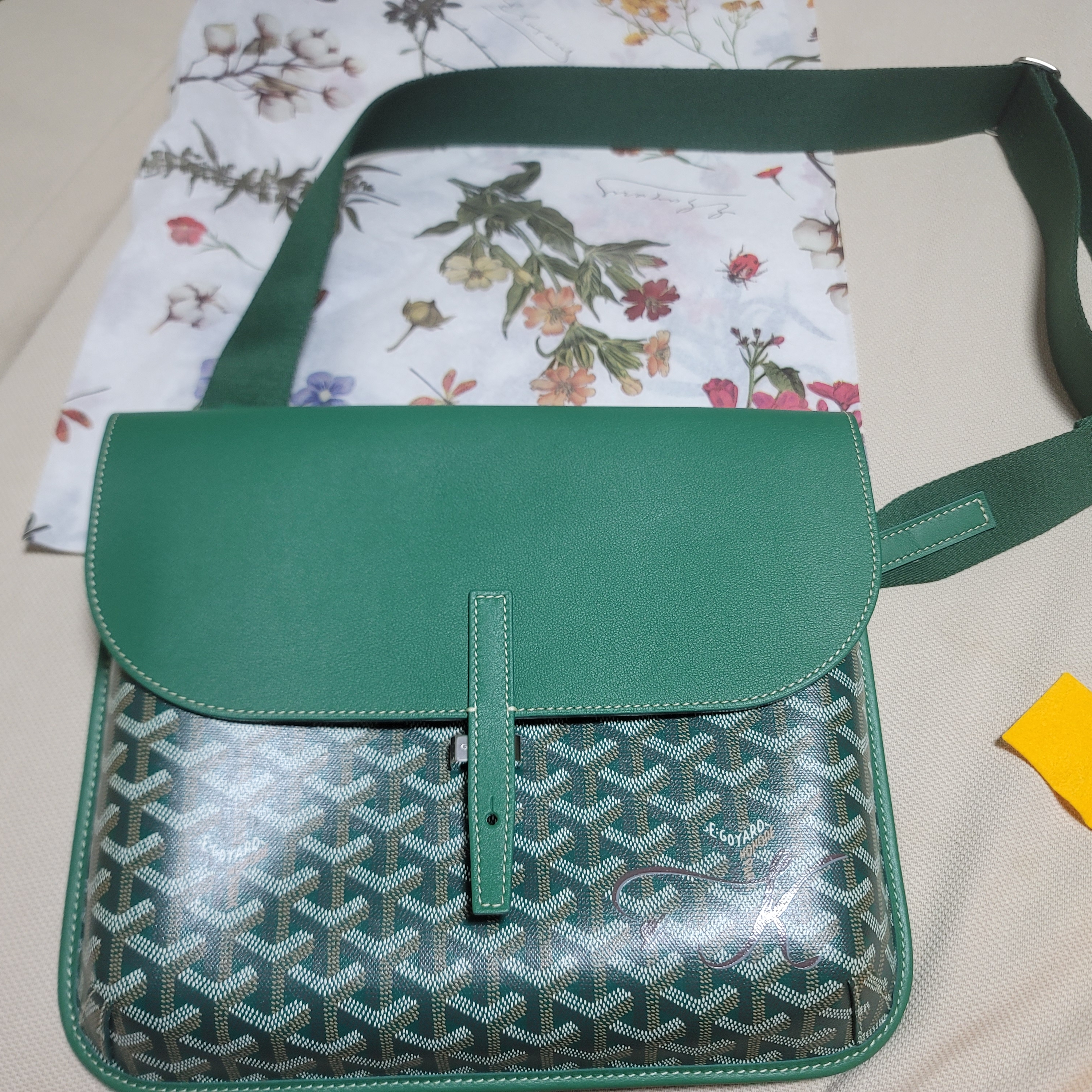 Goyard Coursier Messenger Bag Green 착용 스타일 - 1