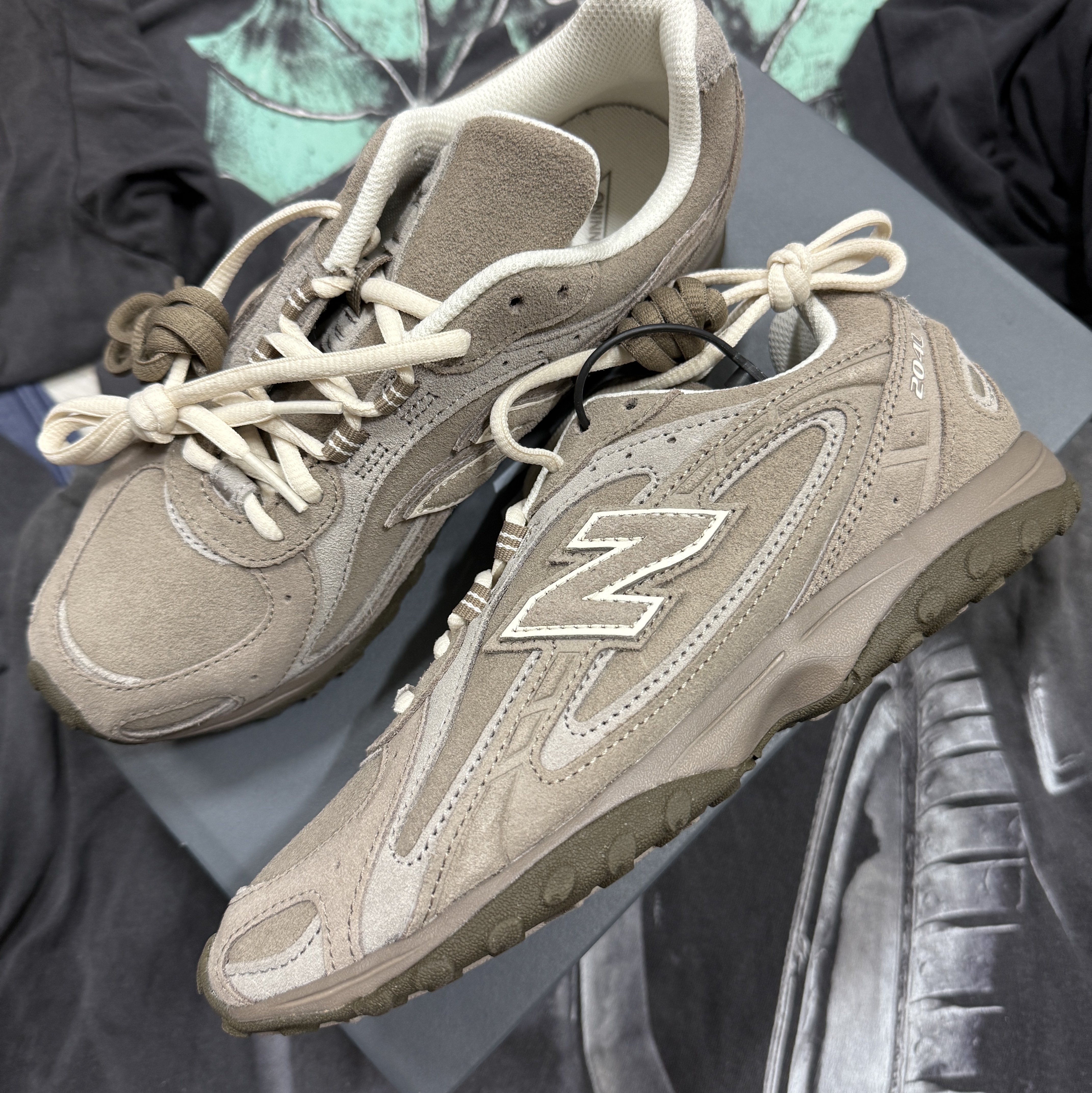 New Balance 204L Suede Mushroom Arid Stone 착용 스타일 - 3