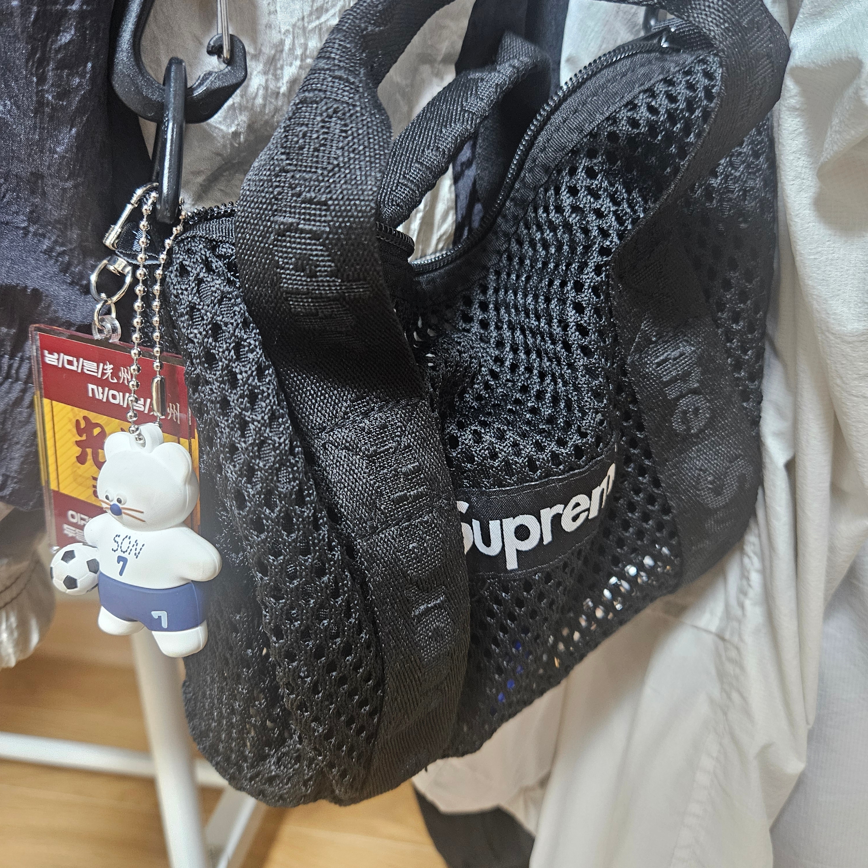 Supreme Mesh Mini Duffle Bag Black - 25SS, Monamhee x NOS7 SON.hee Figure Keyring Cream 착용 스타일