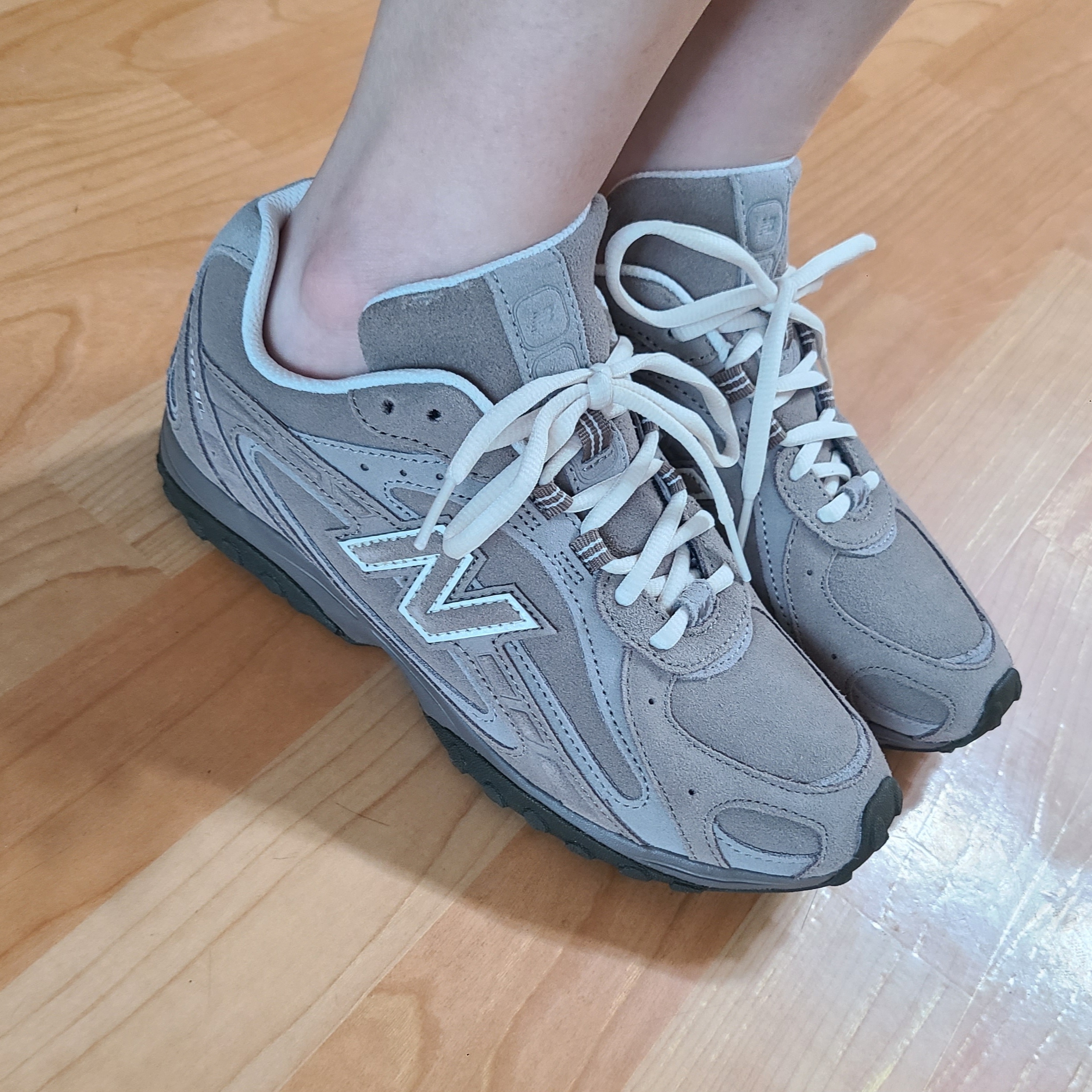 New Balance 204L Suede Mushroom Arid Stone 착용 스타일 - 1