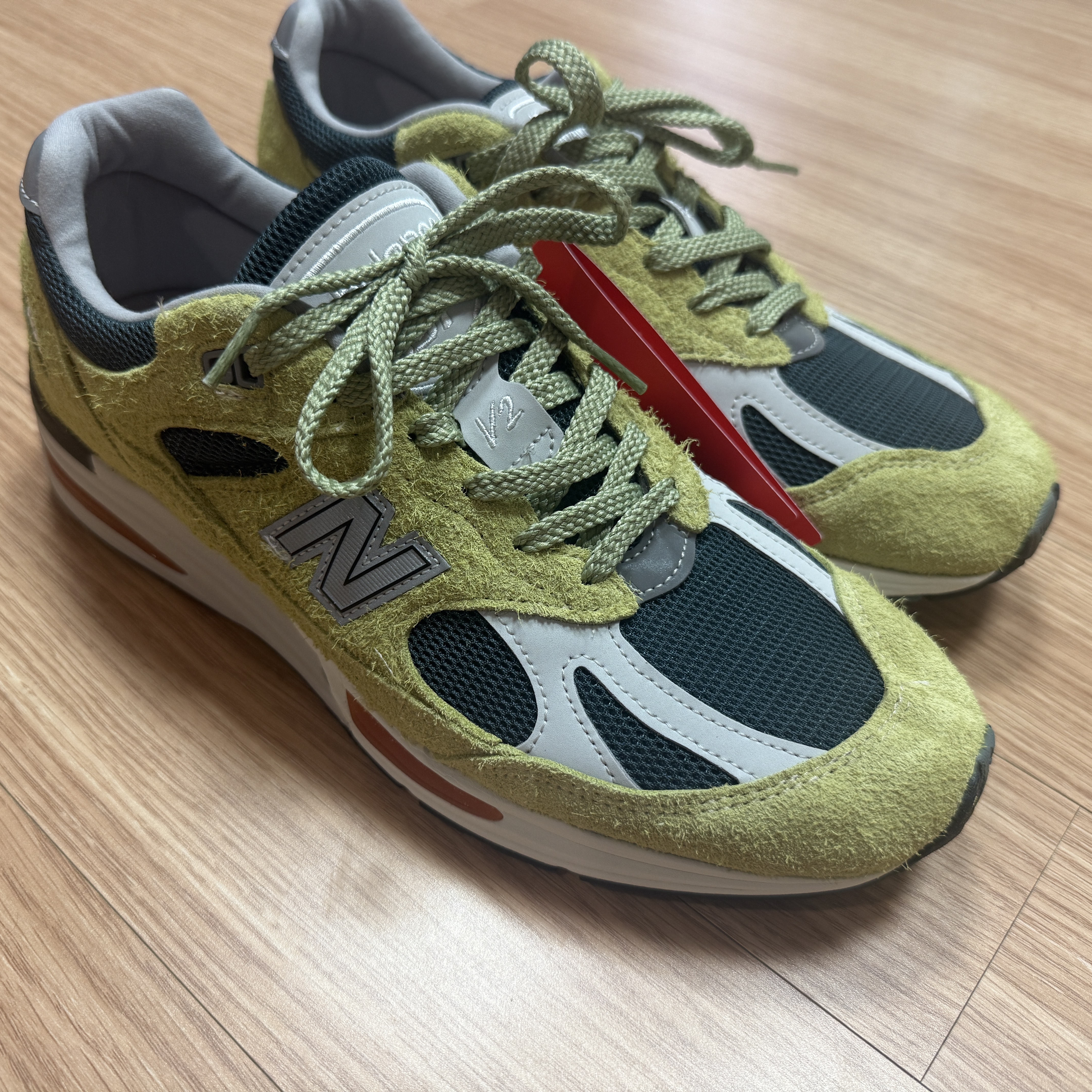 New Balance 991v2 Made in UK Grape Sorbet Beechnut Trekking Green 착용 스타일 - 1