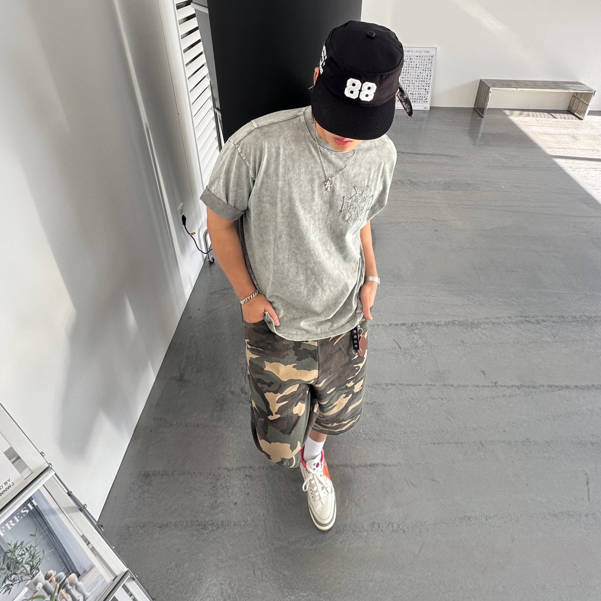SLOW RECORD HOUSE Carpenter Bermuda Wide Camo Pants Vintage Green, Jordan 3 Retro Seoul 2.0 착용 스타일 - 1