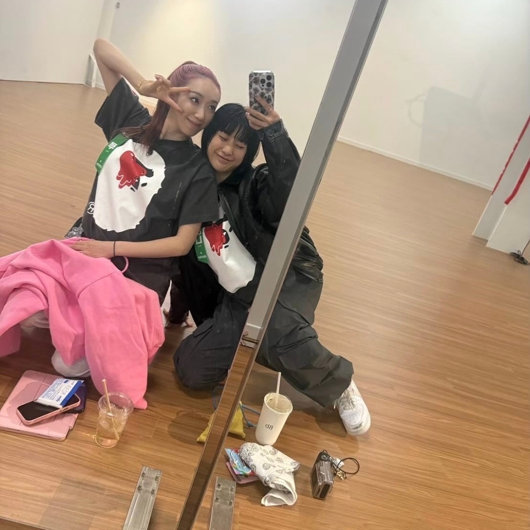 BAPE x Emotionally Unavailable Ape Head T-Shirt Black 착용 스타일 - 3