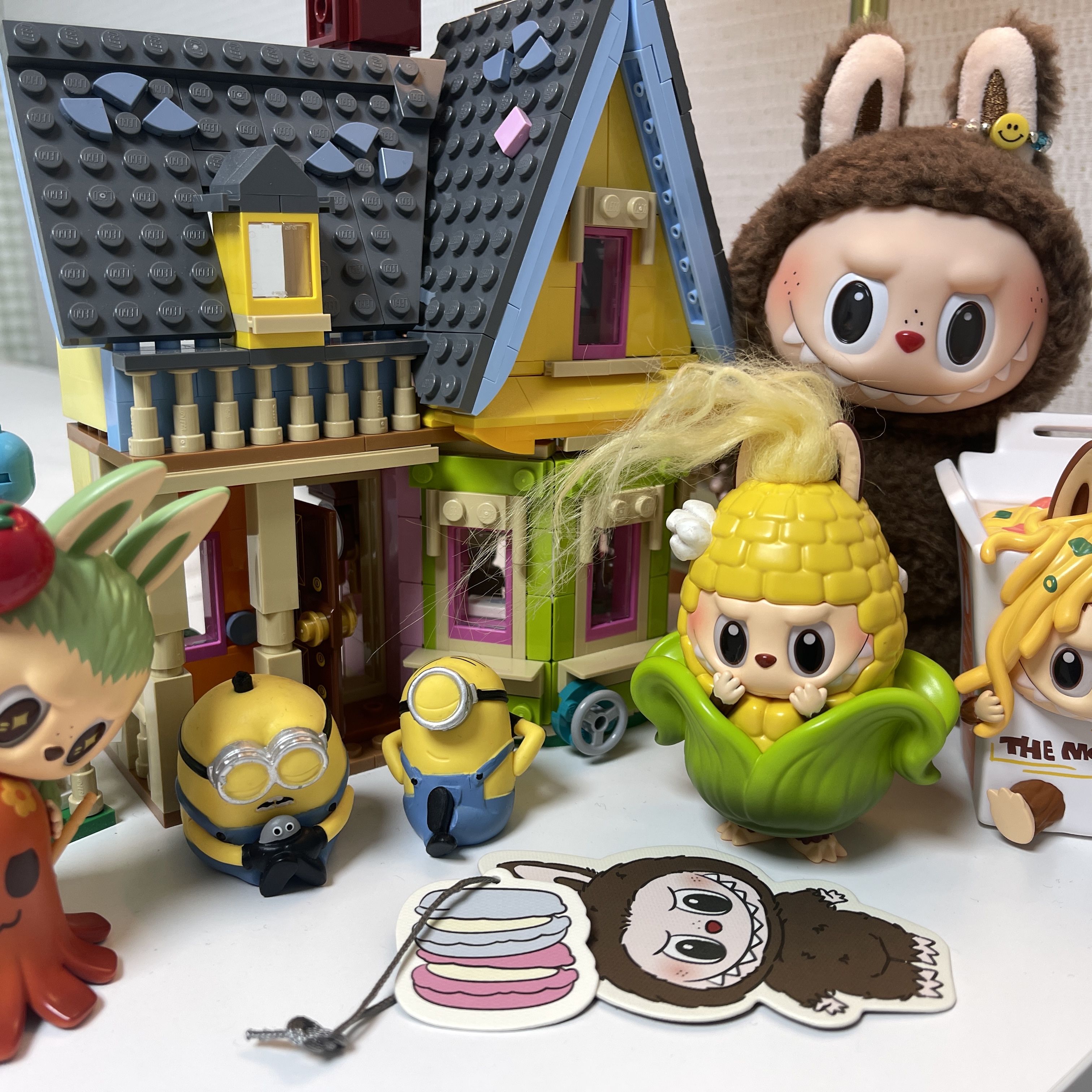 Lego Disney Up House, Pop Mart Labubu The Monsters Labubu Tasty Macarons Series Chestnut Cocoa Keyring (Opened Case) 착용 스타일