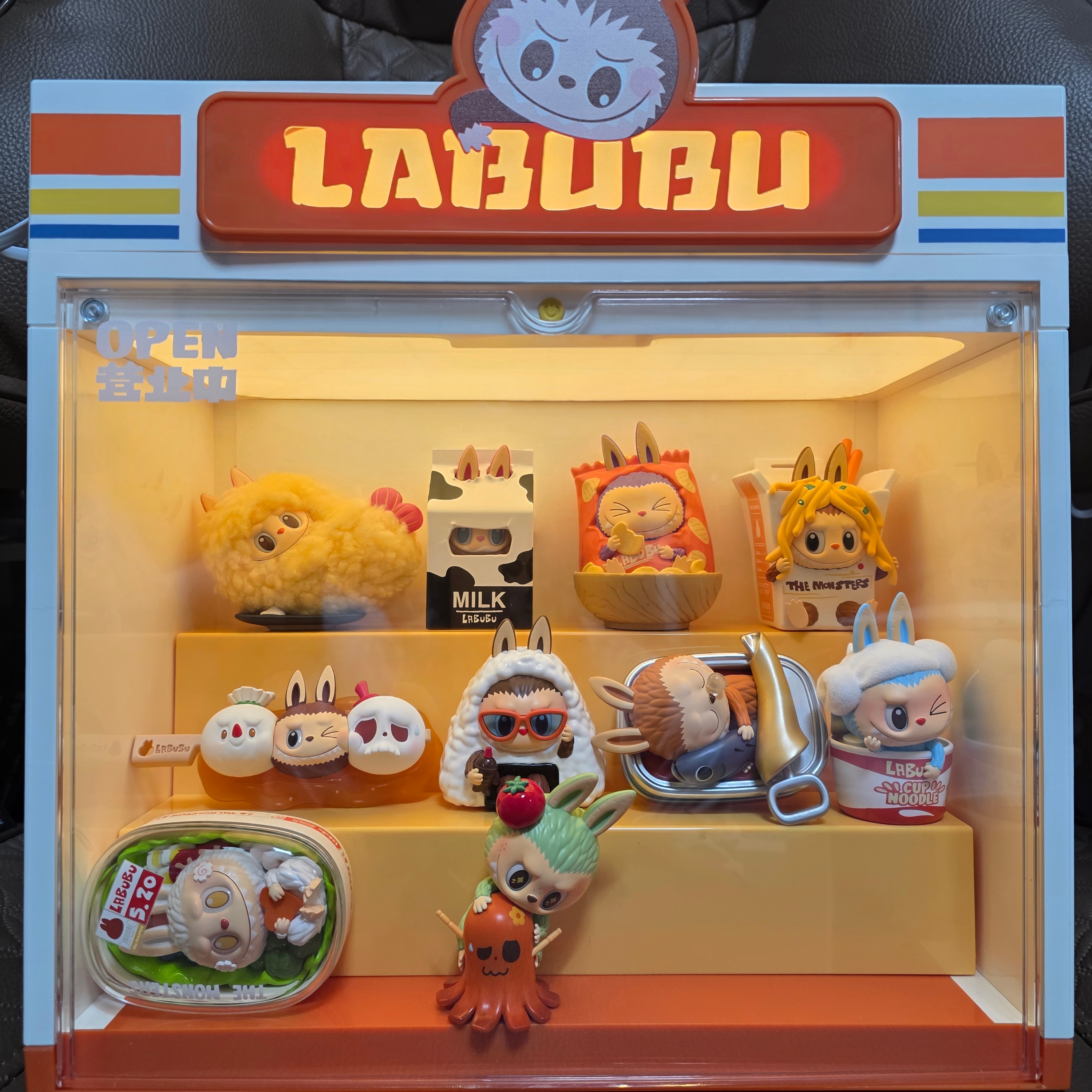 Pop Mart Labubu The Monsters Wacky Mart Series Figures (12 Blind Boxes) 착용 스타일