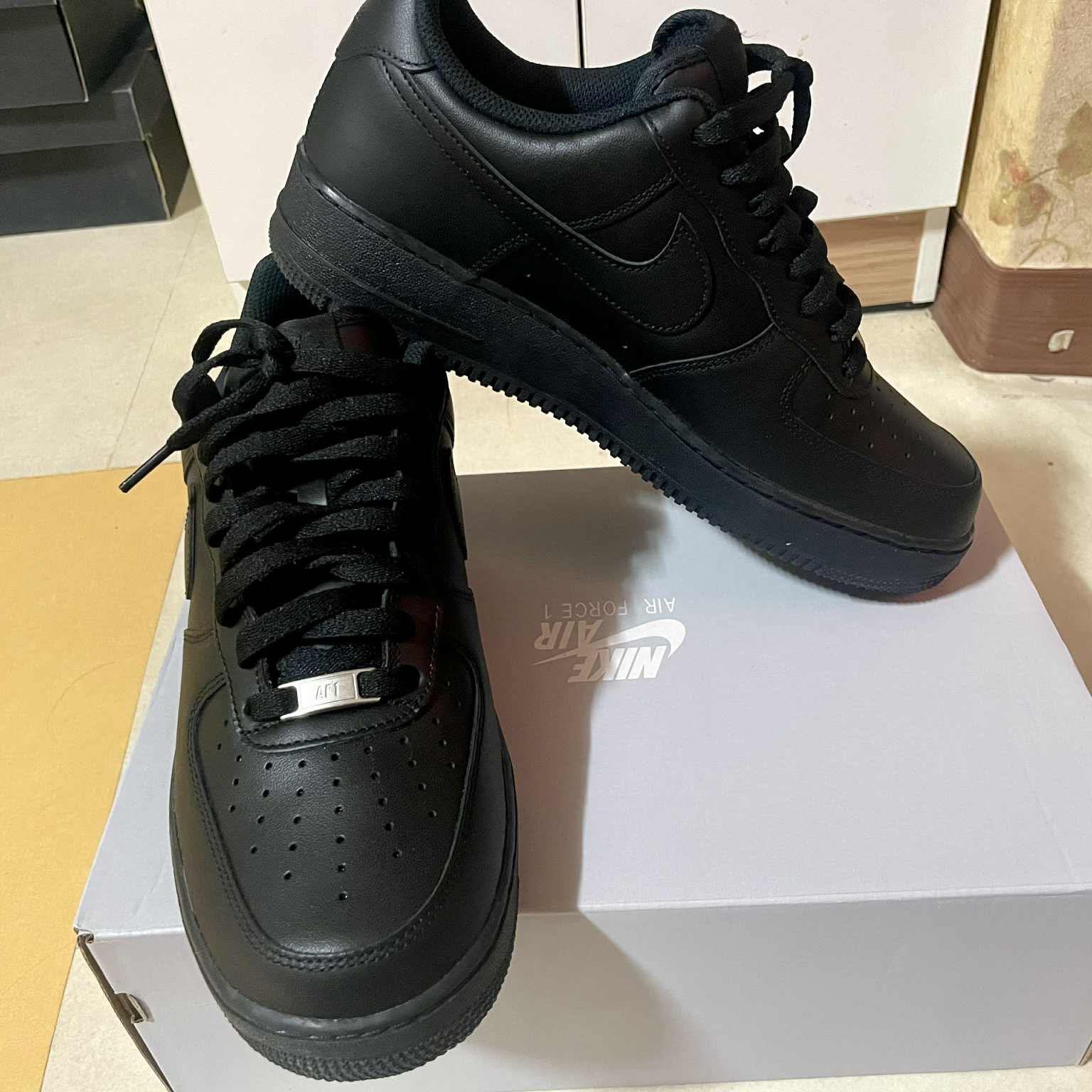 Nike Air Force 1 '07 Low Triple Black 착용 스타일