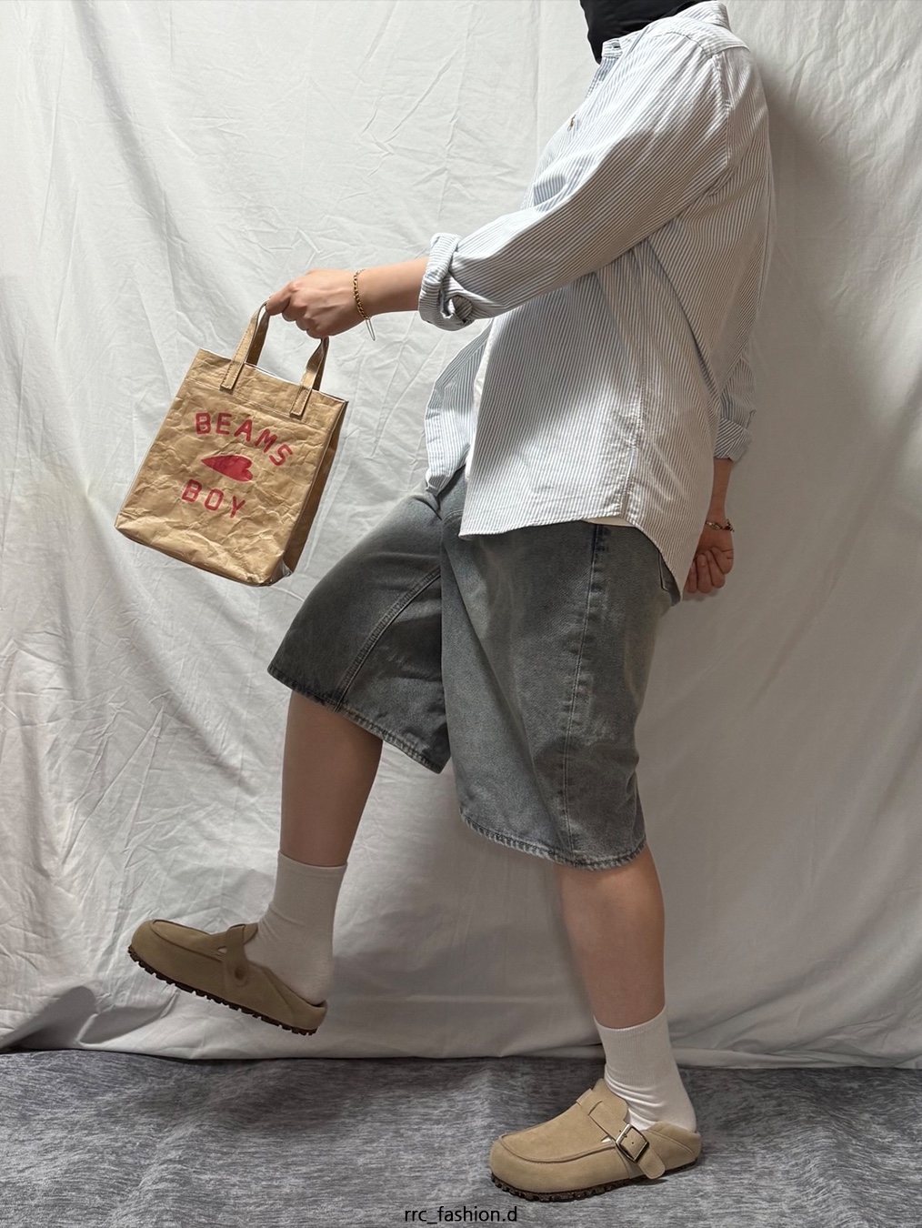 Beams Boy Logo Shopping Bag Beige 착용 스타일 - 1