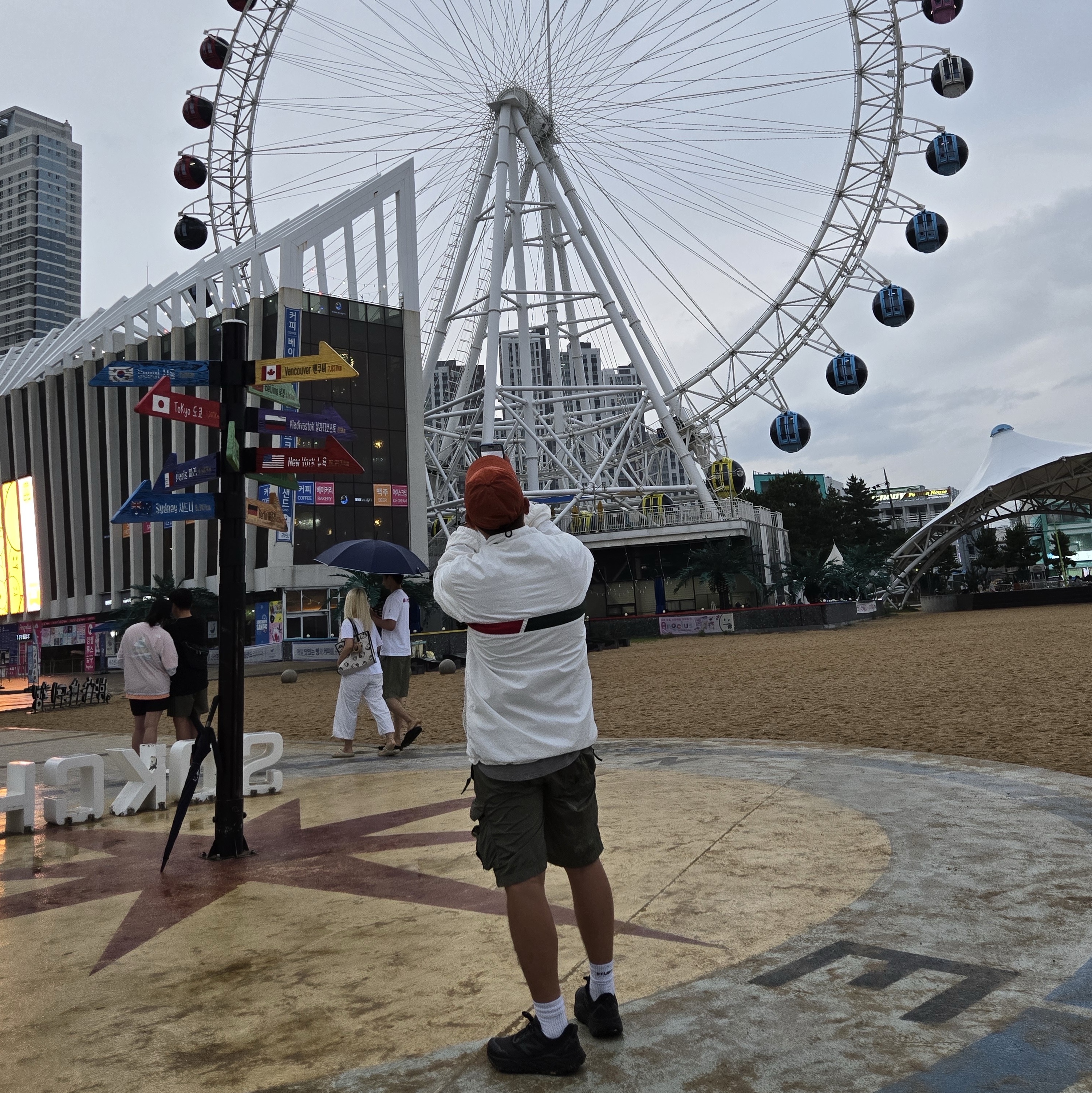 Stone Island 99576 Nylon Metal 6-Panel Cap Red - 24SS, Stone Island L0319 Nylon Metal in Econyl Regenerated Nylon Bermuda Shorts Black - 23SS 착용 스타일 - 1