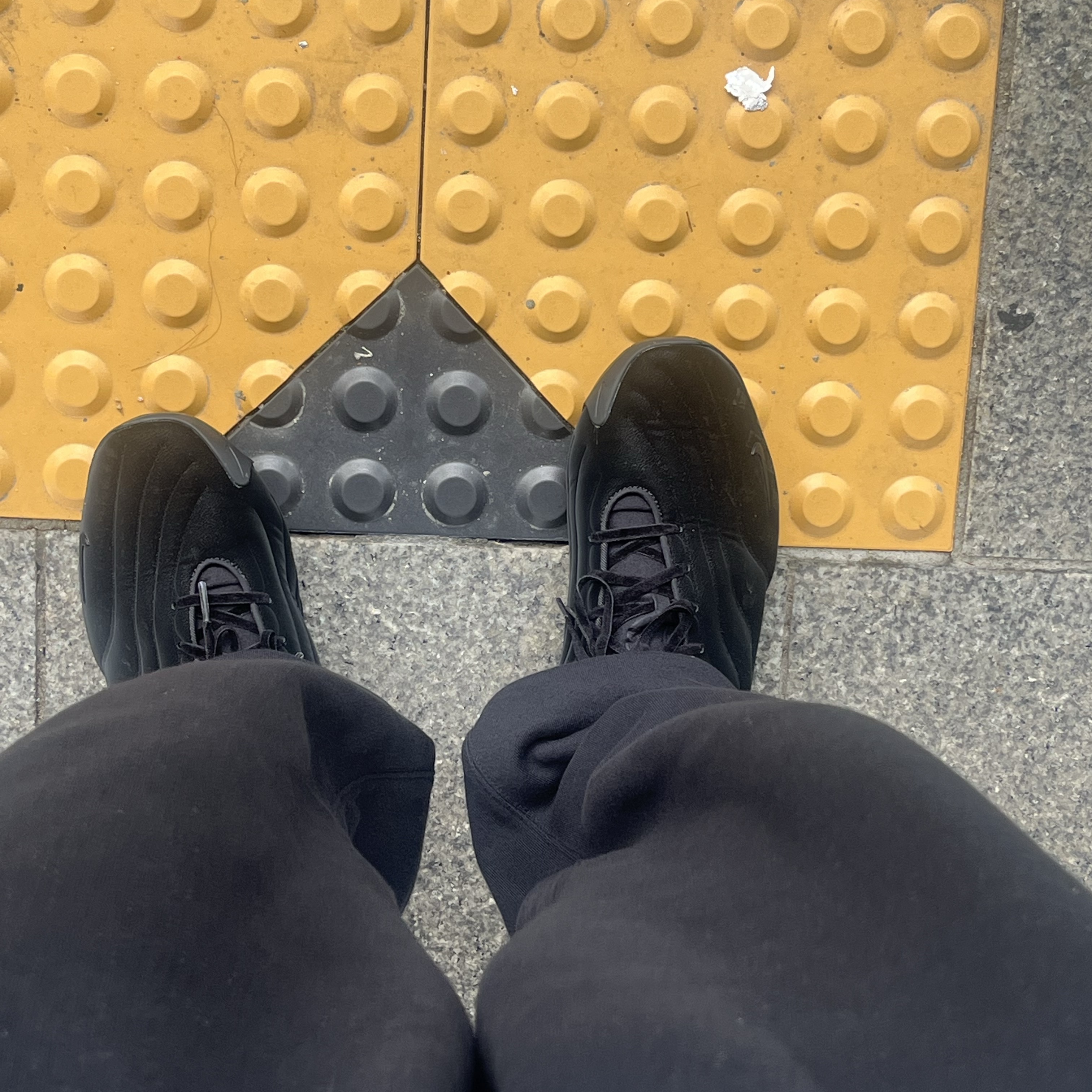 (W) Nike Astra Ultra Triple Black 착용 스타일 - 1