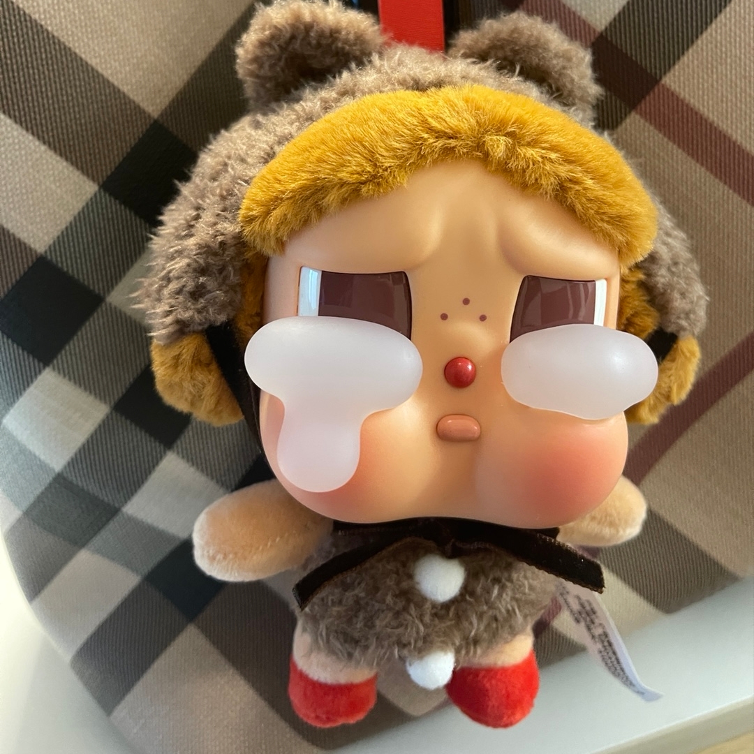 Pop Mart Crybaby Crying Again Series Plush Keyring I'll Bring You A Flower (Opened Case) 착용 스타일