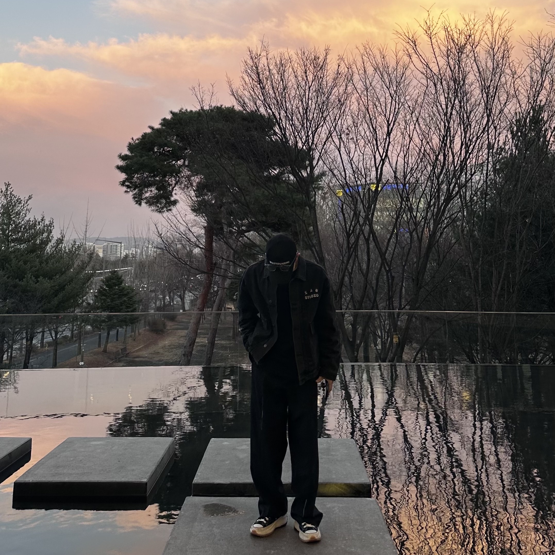 IAB Studio x Lee Denim Jacket Black, Zara x Ader Error Wide Pants Black 착용 스타일 - 3