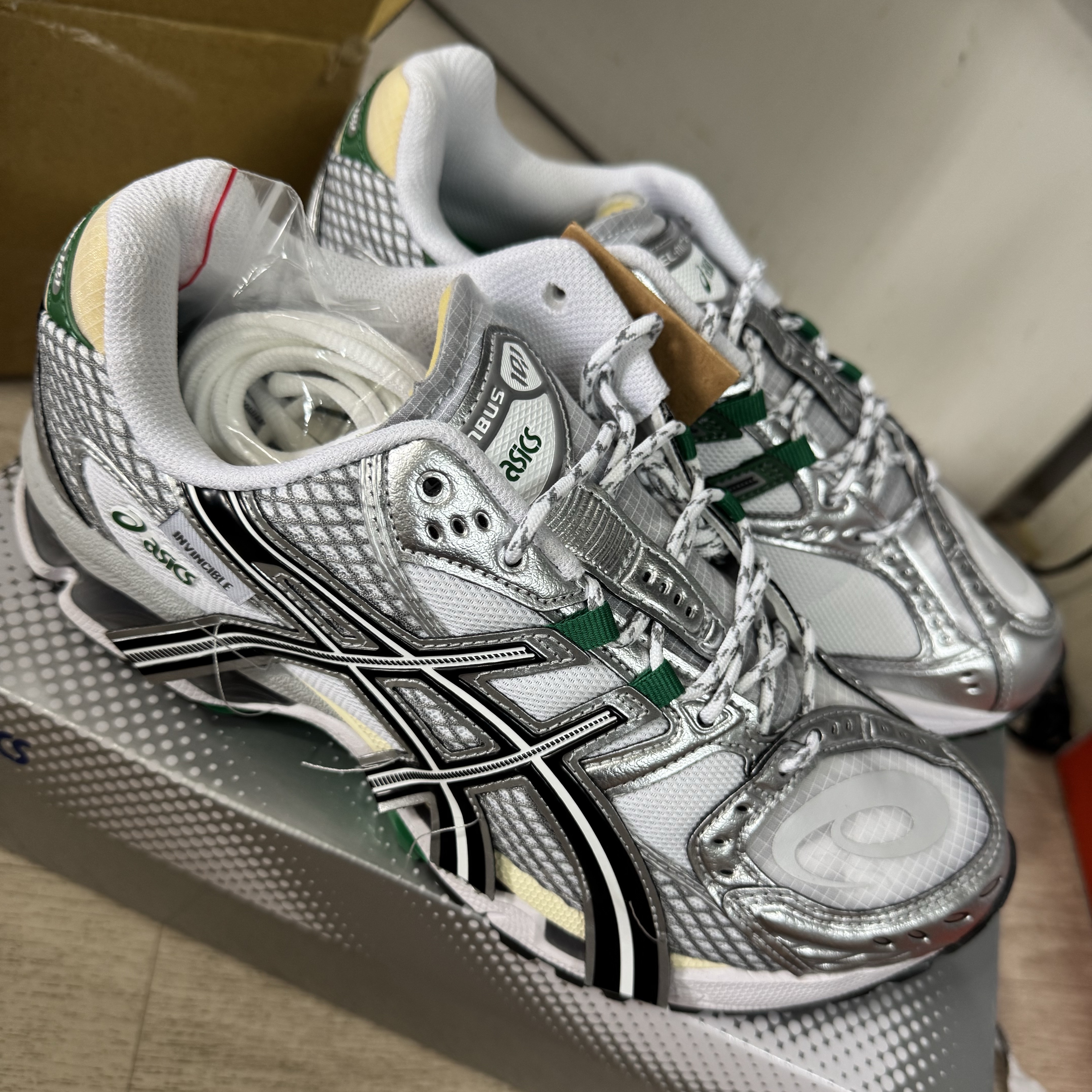 Asics x Invincible Gel-Nimbus 10.1 HTTP 404 Green 착용 스타일
