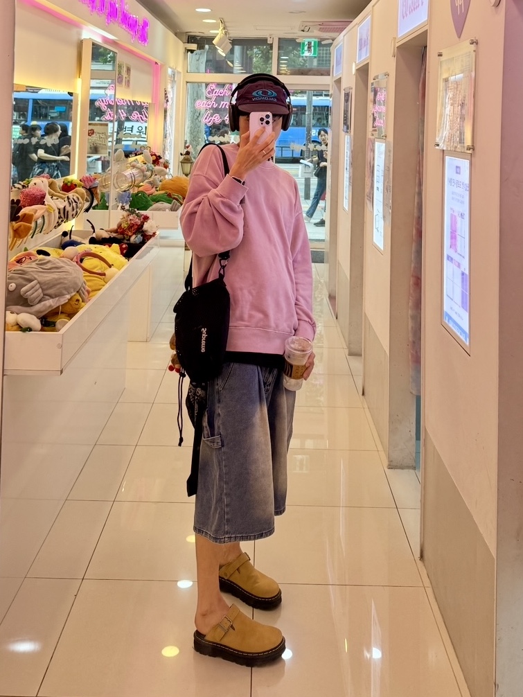 Dr. Martens Zebzag Suede Slingback Platform Mule Savannah Tan, Carhartt WIP Vista Sweatshirt Glassy Pink 착용 스타일 - 5