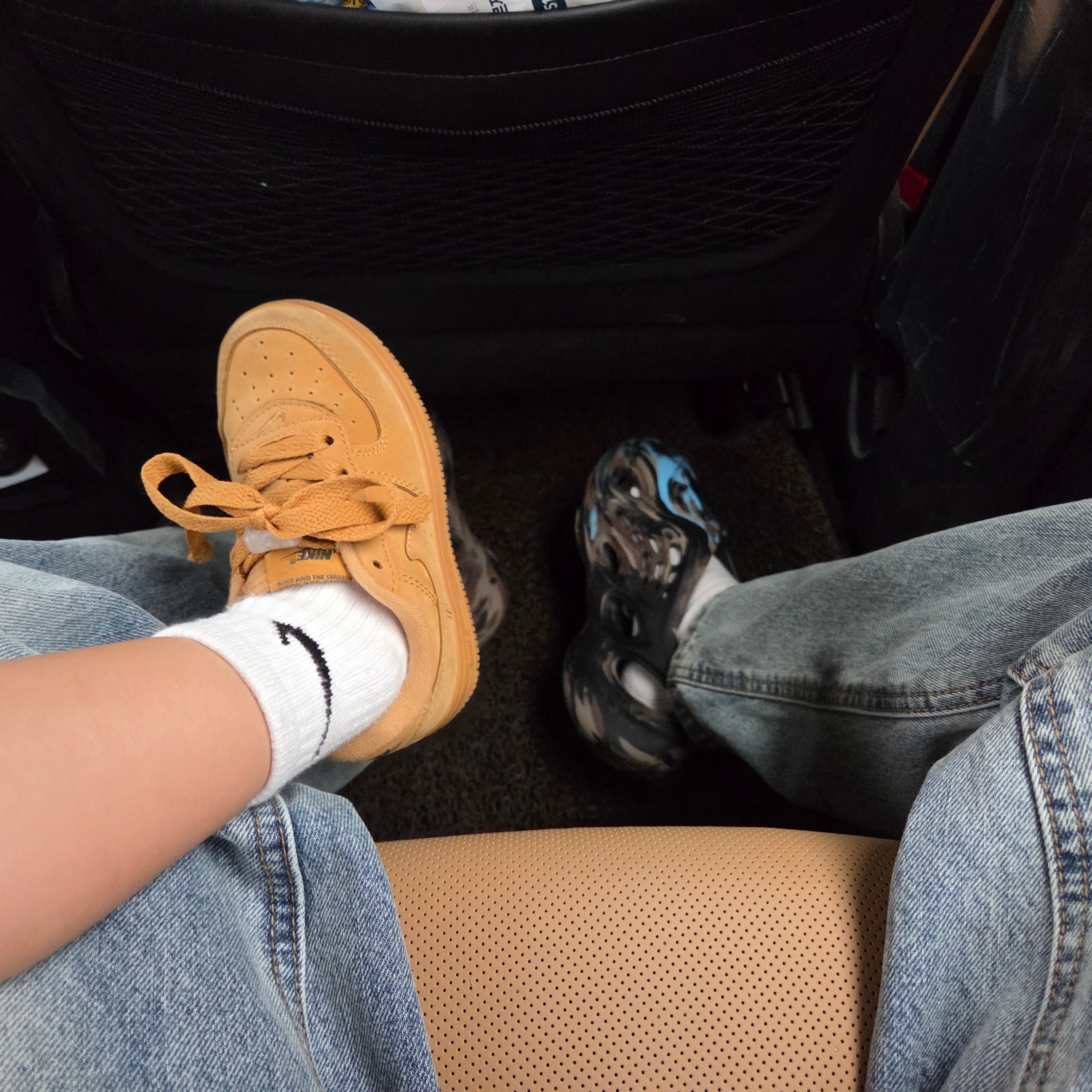 Adidas Yeezy Foam RNNR MX Cinder 착용 스타일