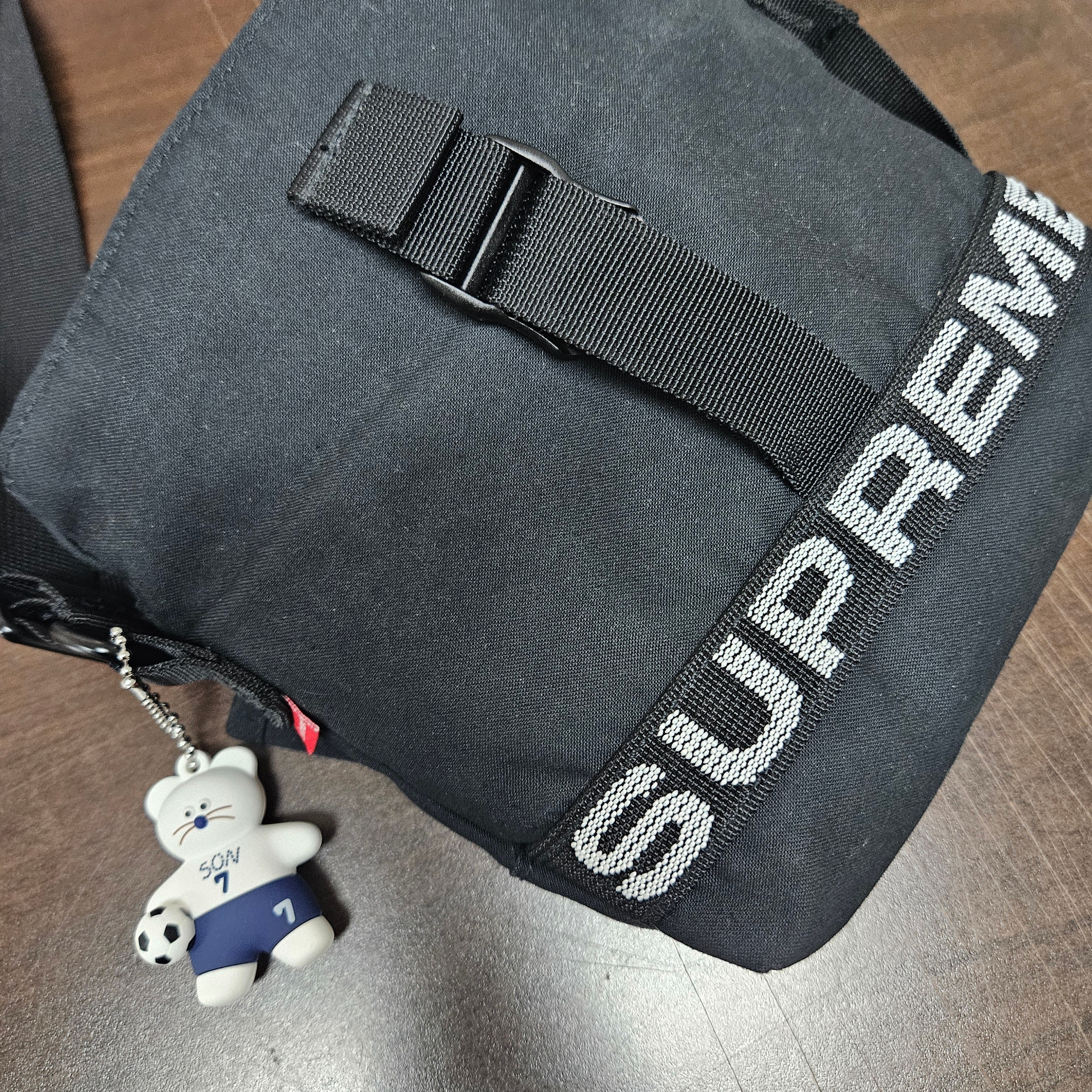 Supreme Field Side Bag Black - 23SS, Monamhee x NOS7 SON.hee Figure Keyring Cream 착용 스타일