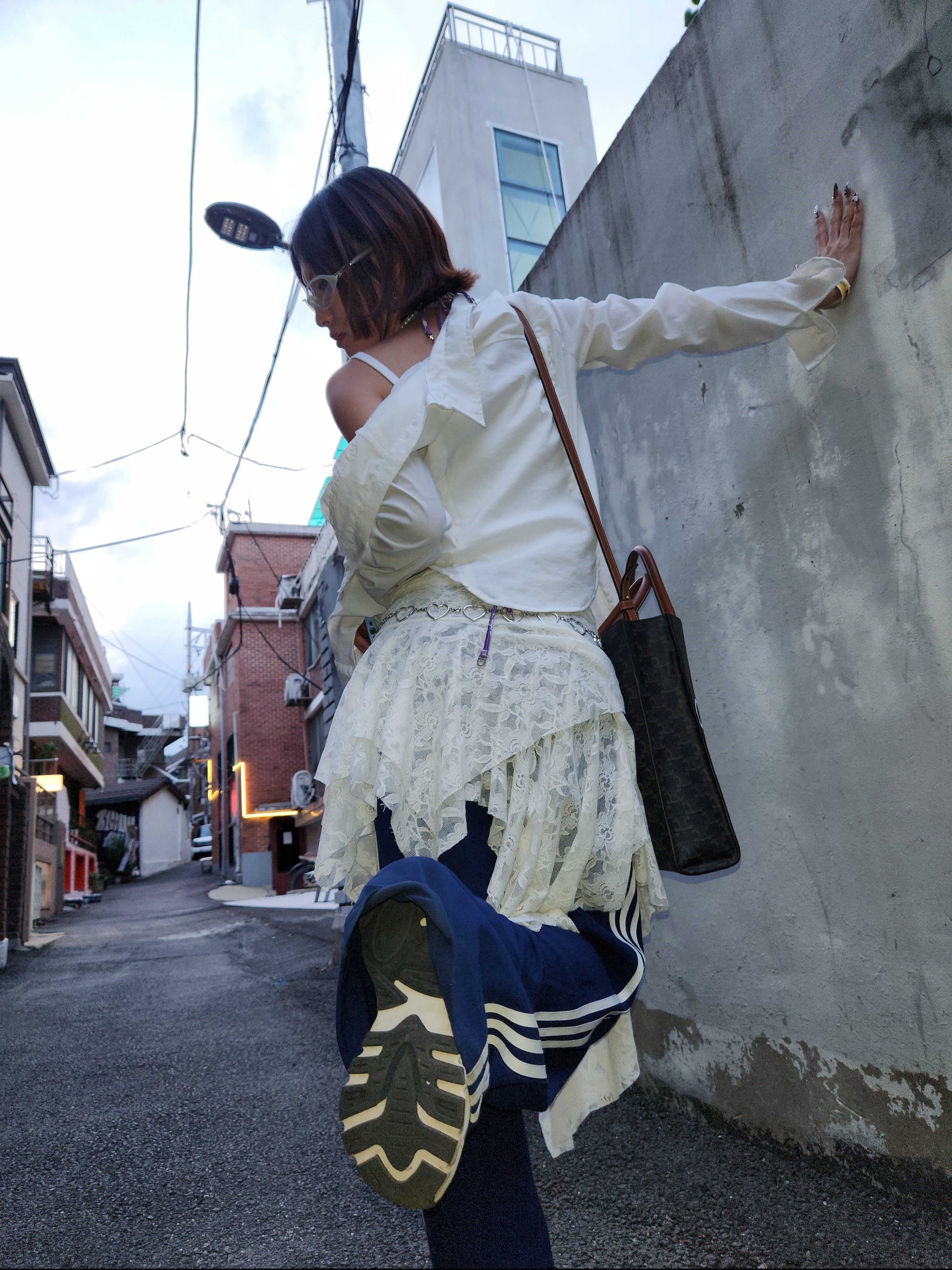 Celine Triomphe Canvas Tote Bag Tan, (W) Adidas Loose Tracksuit Pants Dark Blue - KR Sizing 착용 스타일 - 2
