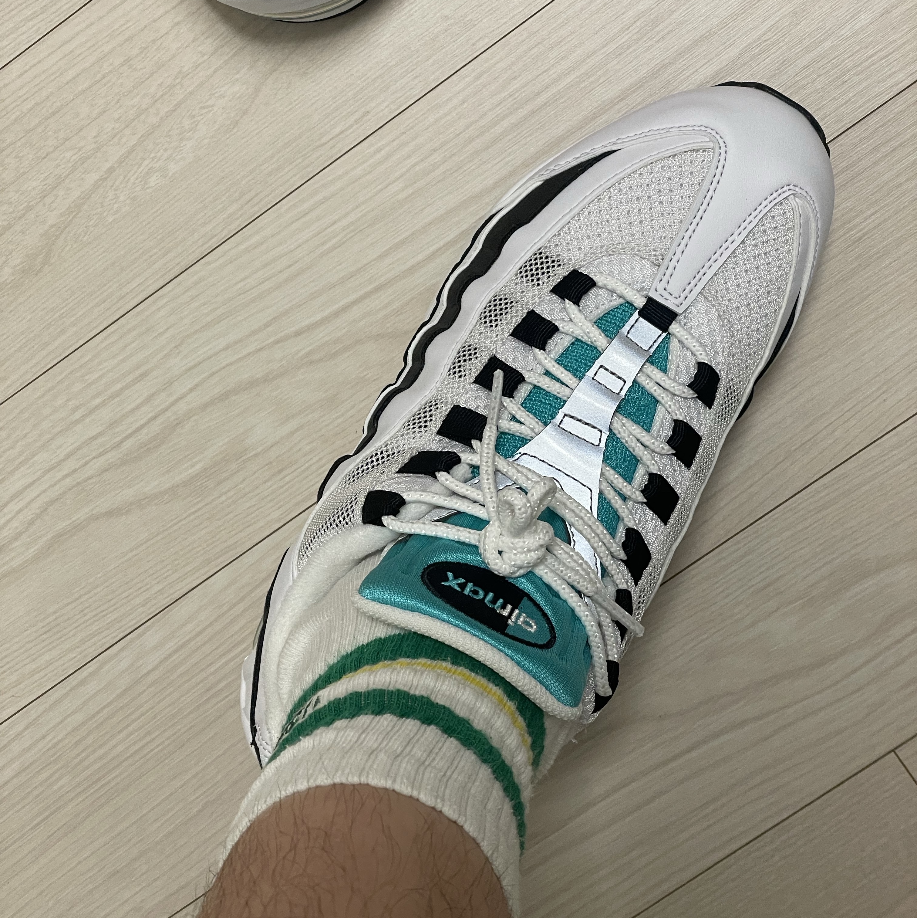 Nike Air Max 95 OG White and Black 착용 스타일 - 3