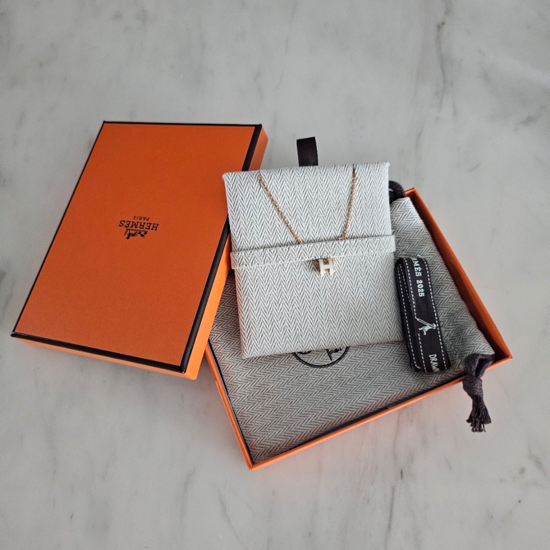 (W) Hermes Mini Pop H Pendant Rose Gold & Blanc 착용 스타일