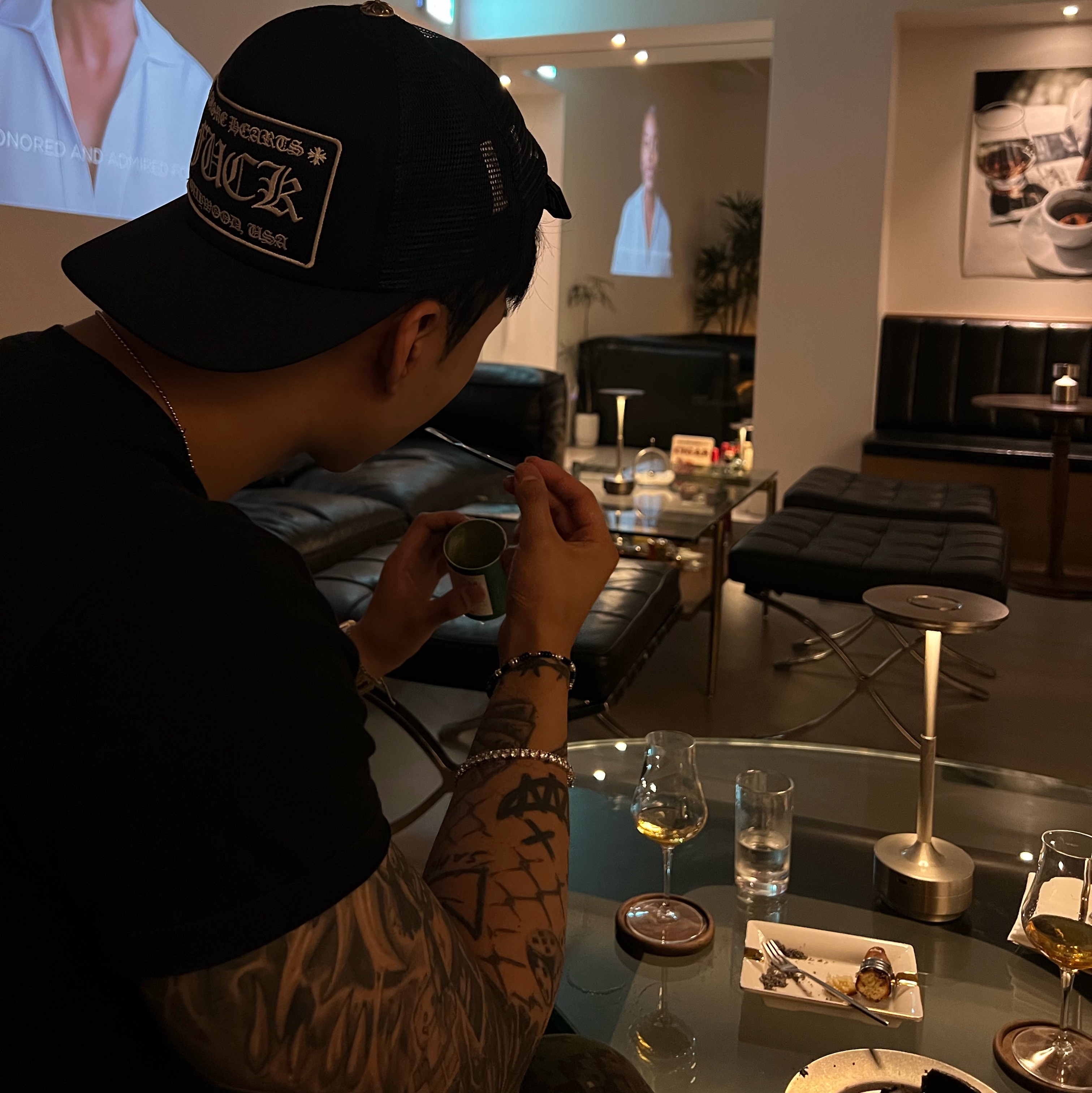 Chrome Hearts CH Hollywood Trucker Hat Camo, Chrome Hearts Fuck Hollywood Trucker Hat Black 착용 스타일 - 1