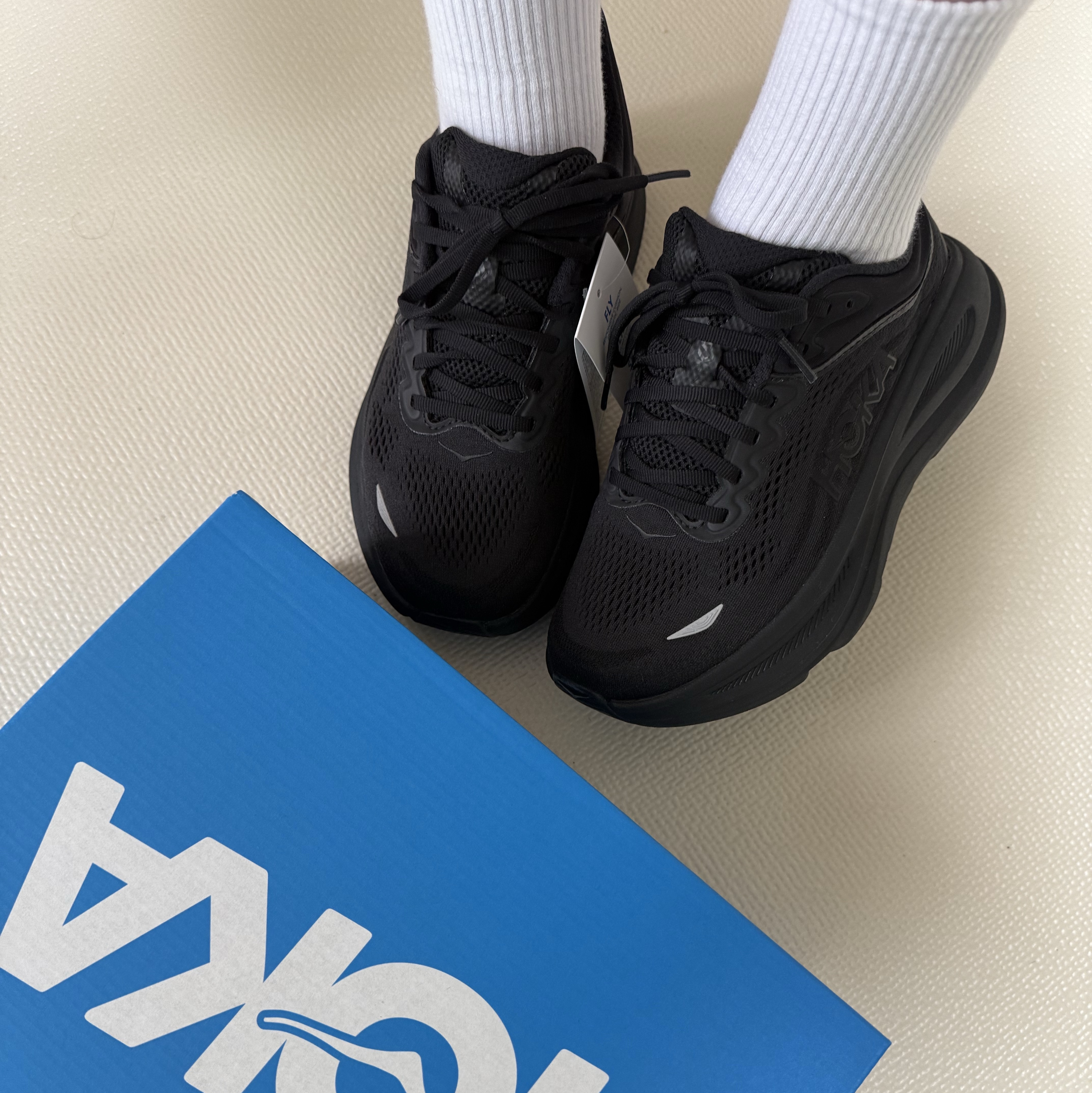 Hoka Bondi 9 Black - Wide 착용 스타일 - 1