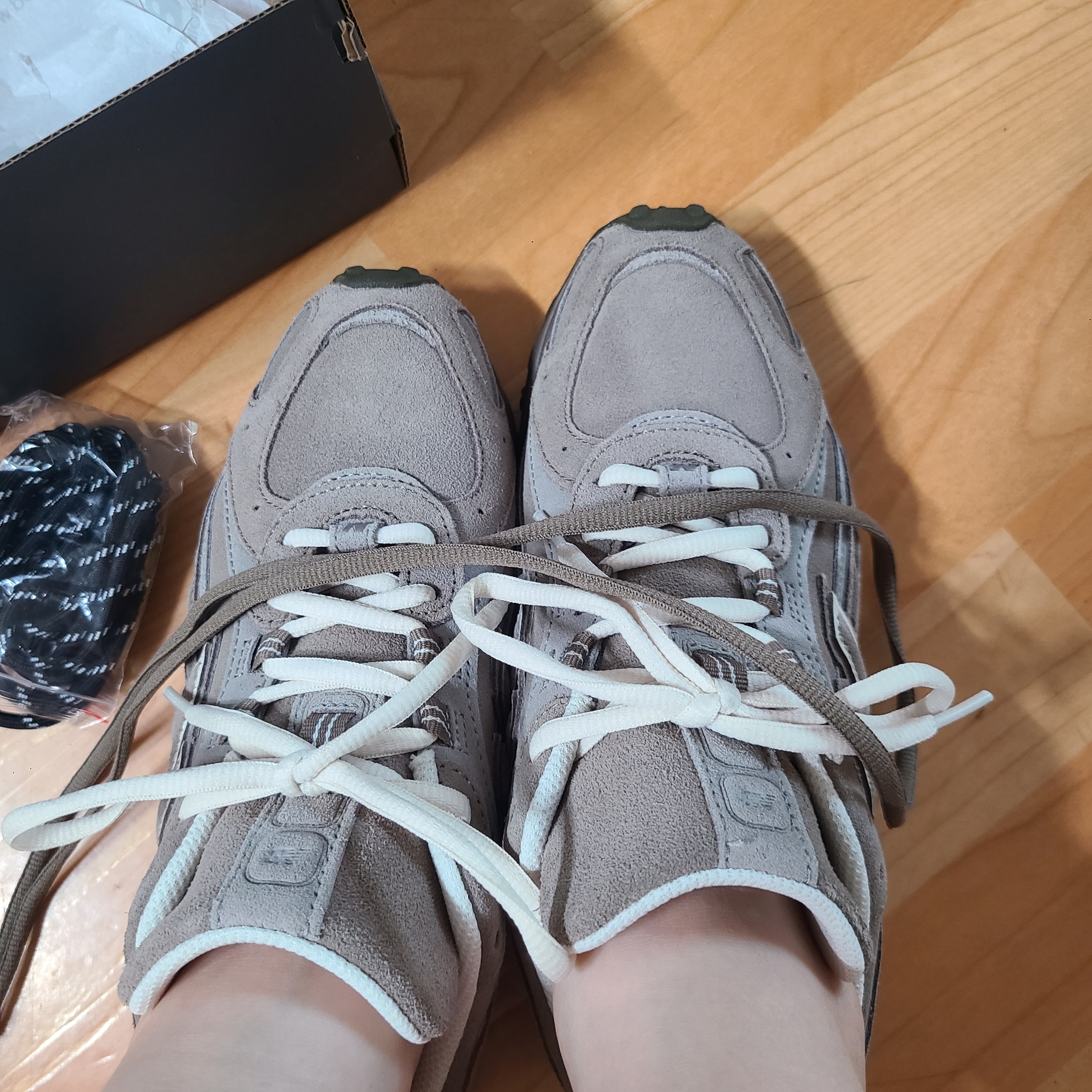 New Balance 204L Suede Mushroom Arid Stone 착용 스타일 - 2