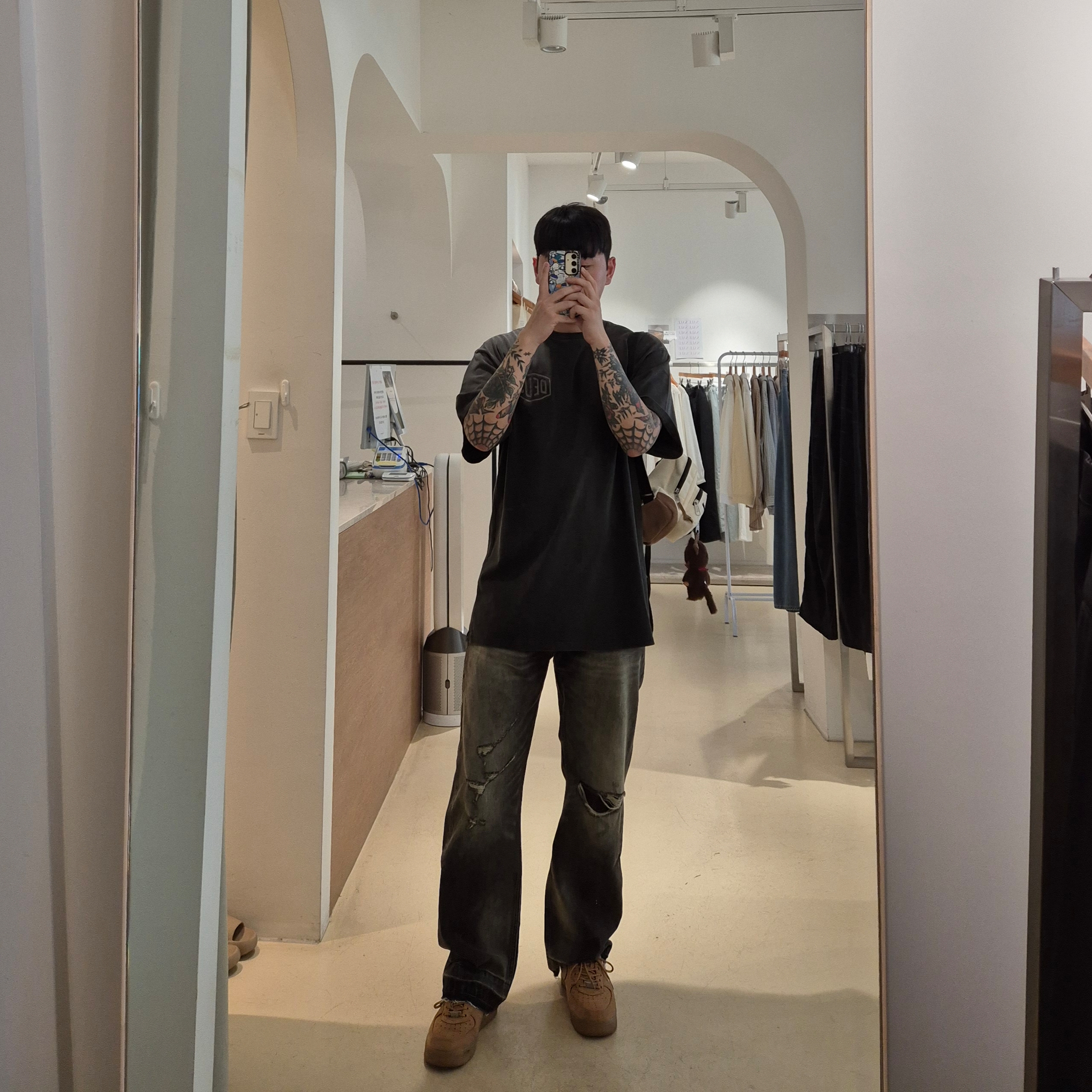 Deus Ex Machina Vintage Washed Seoul T-Shirt Charcoal Black, Monchhichi SS Girl Key Chain Brown 착용 스타일