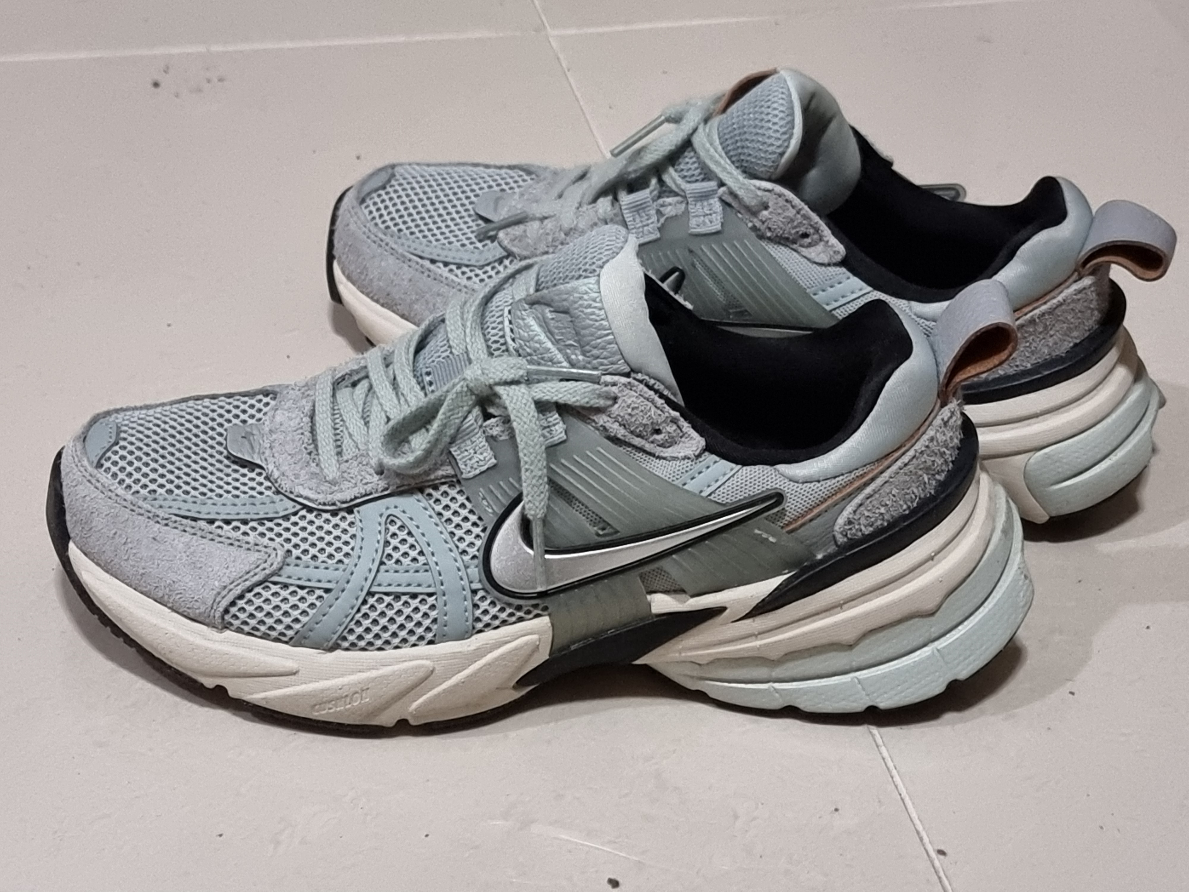 Nike V2K Run Light Pumice Light Orewood Brown 착용 스타일