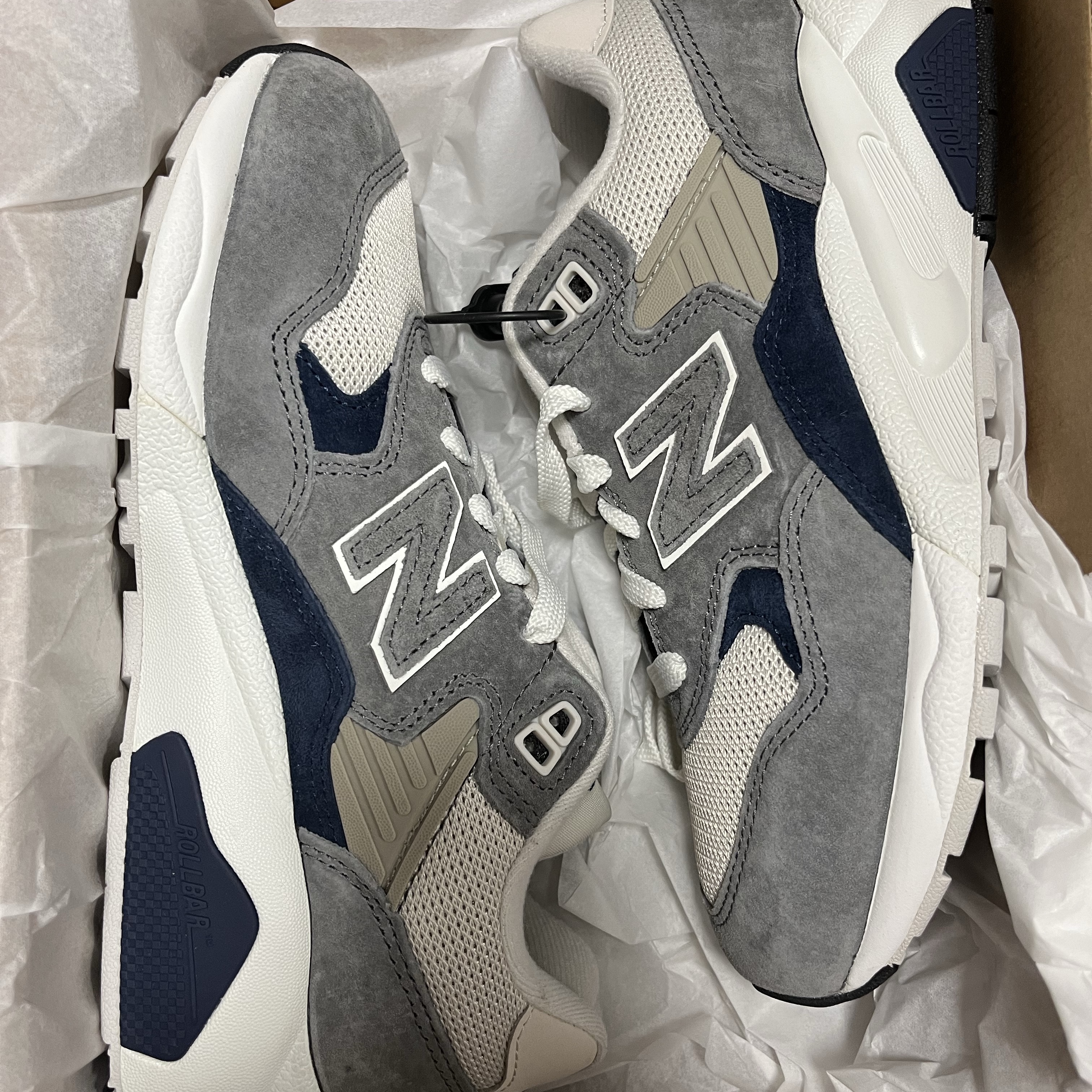 New Balance 580 Dark Grey Navy 착용 스타일 - 1