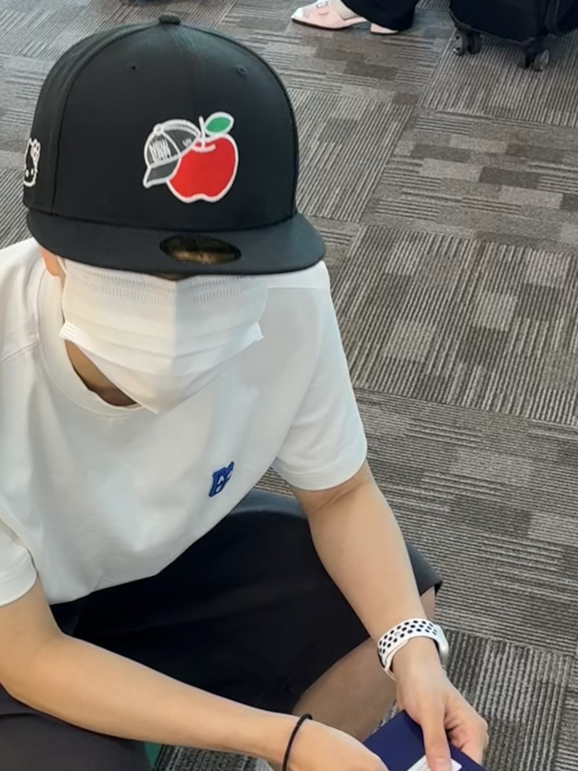 New Era x Hello Kitty Size Cap Black 착용 스타일 - 3