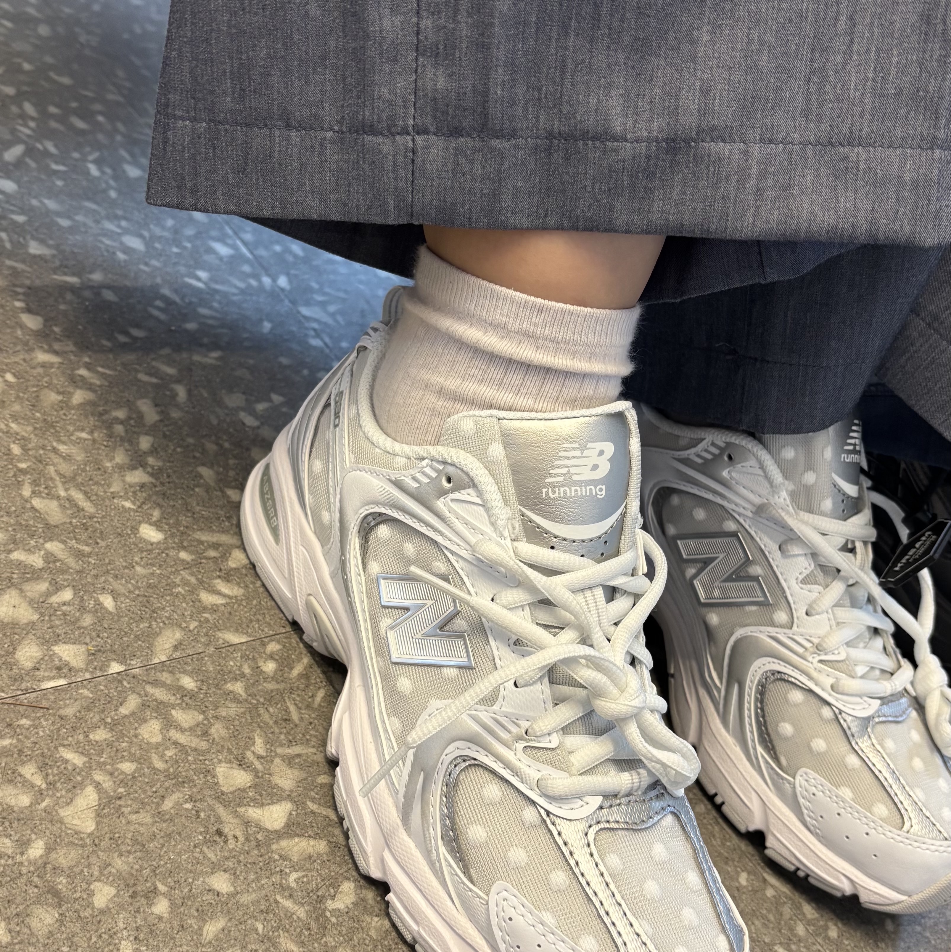 New Balance 530 White Silver Metallic 착용 스타일 - 2