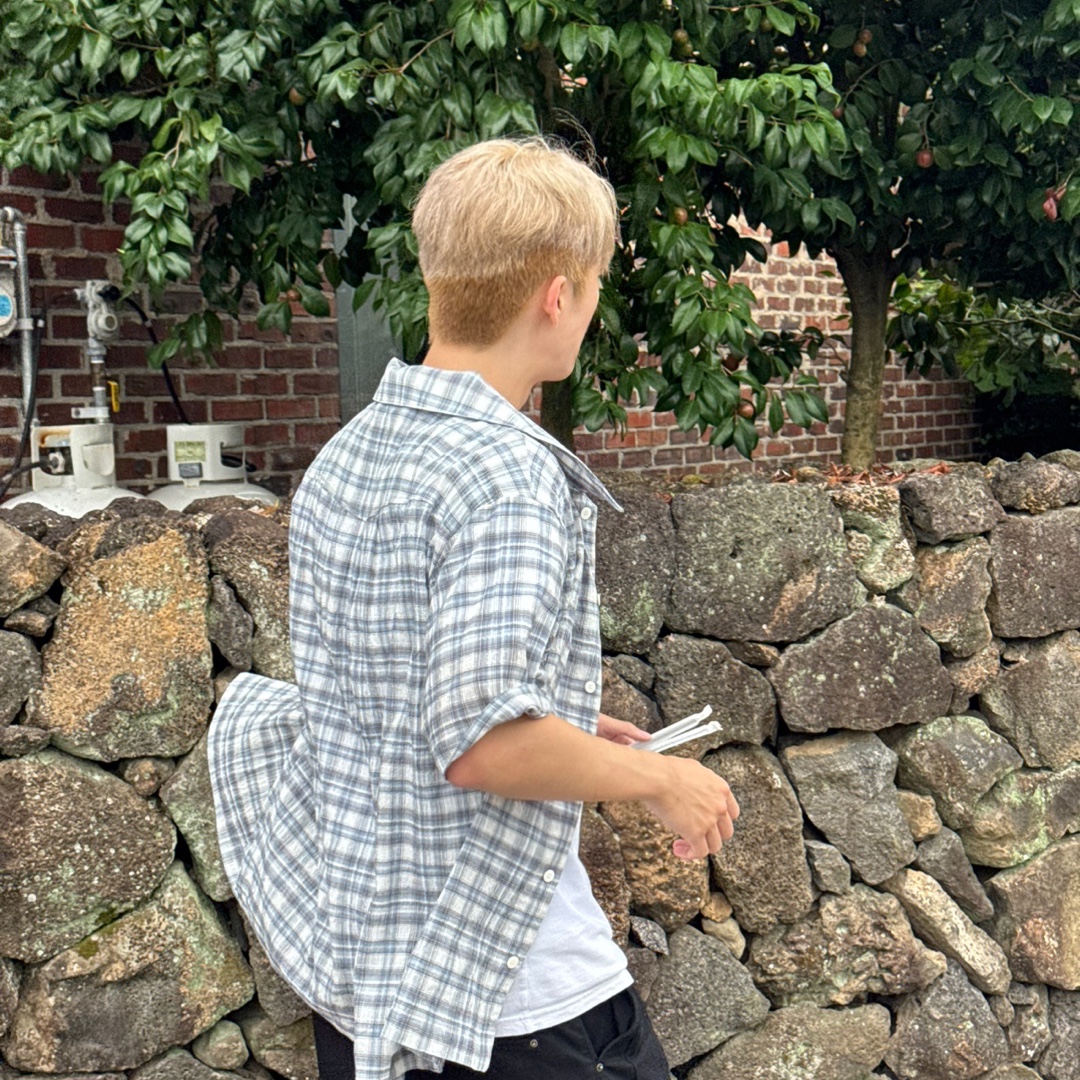 Blue Sunflower Wavy Checkered Short-Sleeve Shirt Blue 착용 스타일