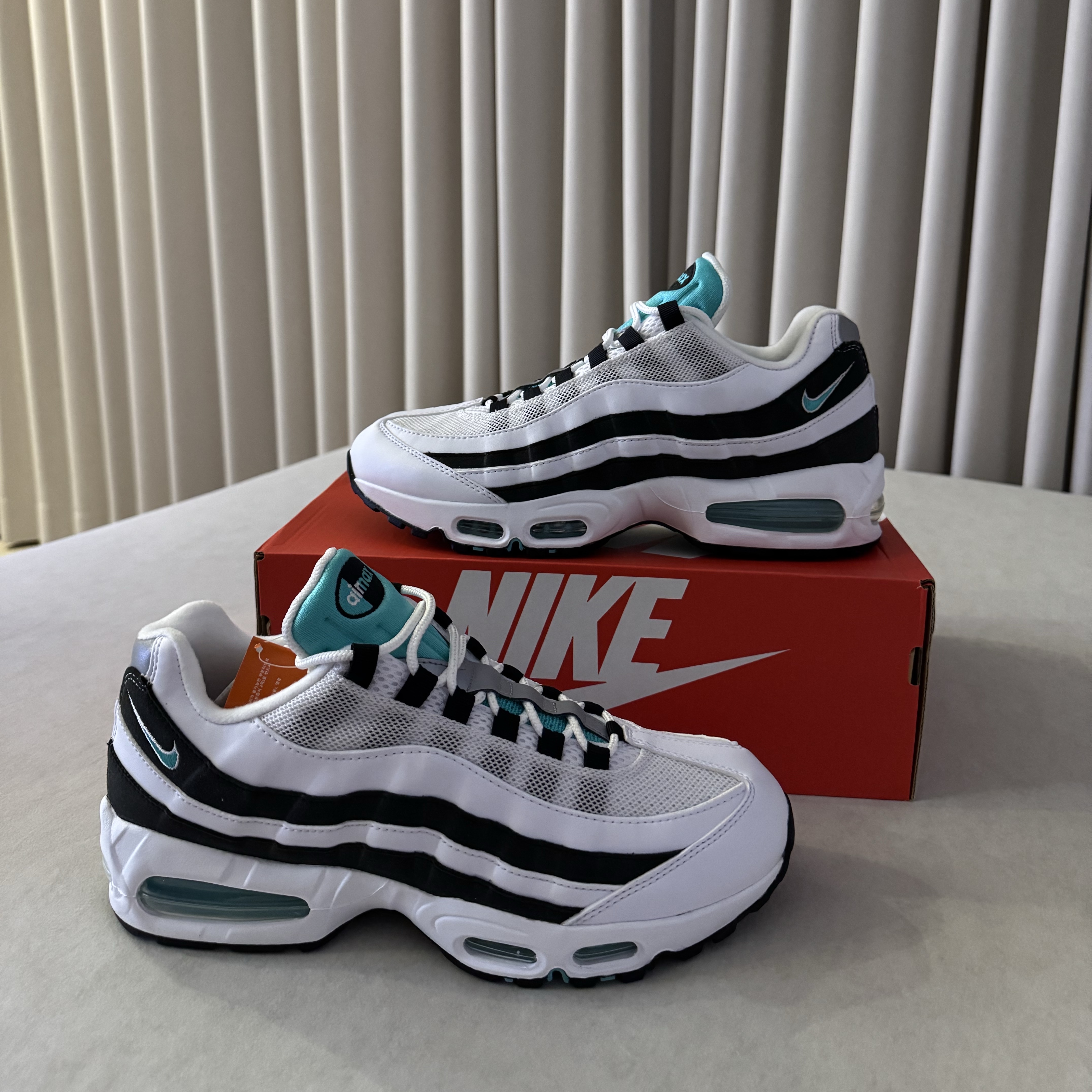 Nike Air Max 95 OG White and Black 착용 스타일