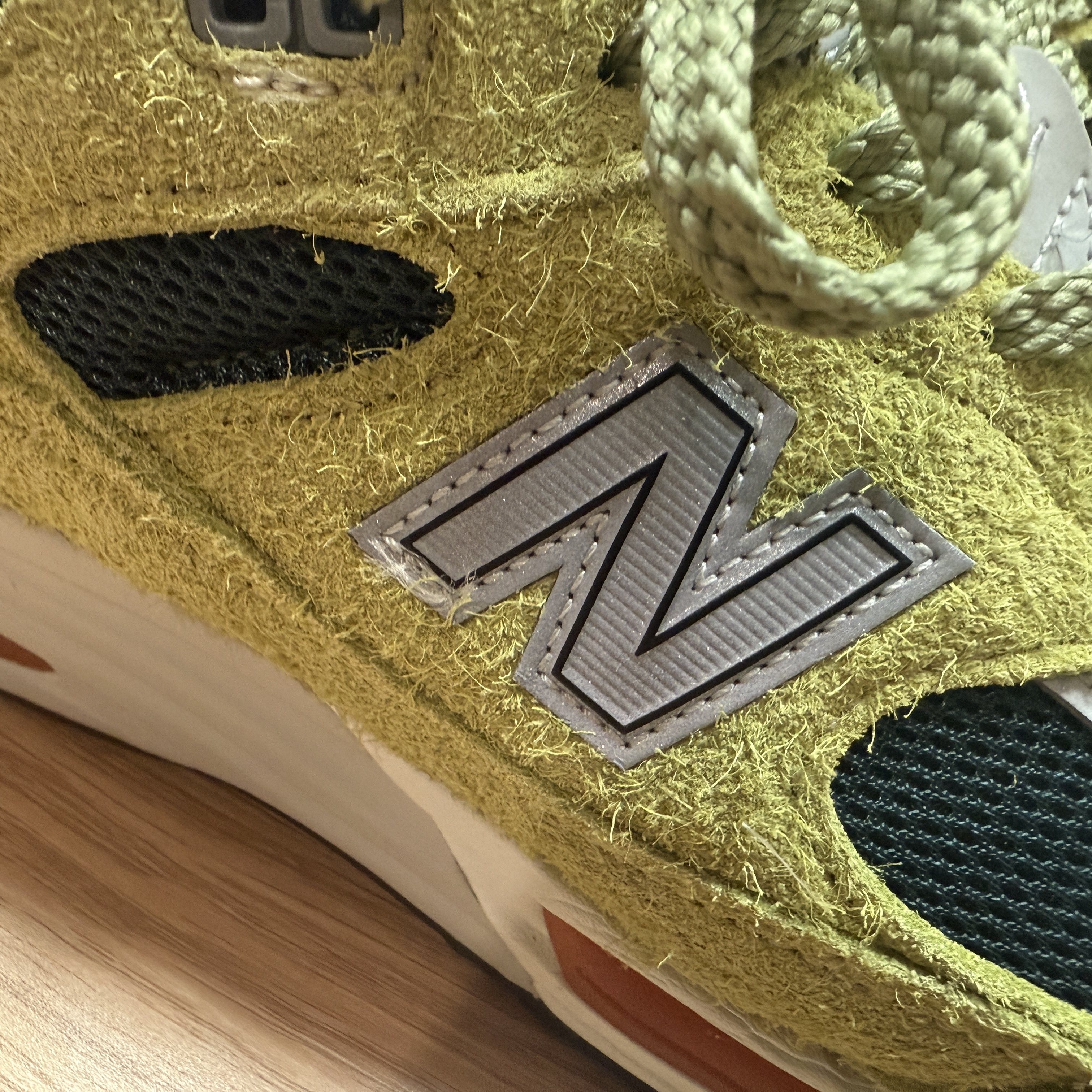 New Balance 991v2 Made in UK Grape Sorbet Beechnut Trekking Green 착용 스타일 - 2