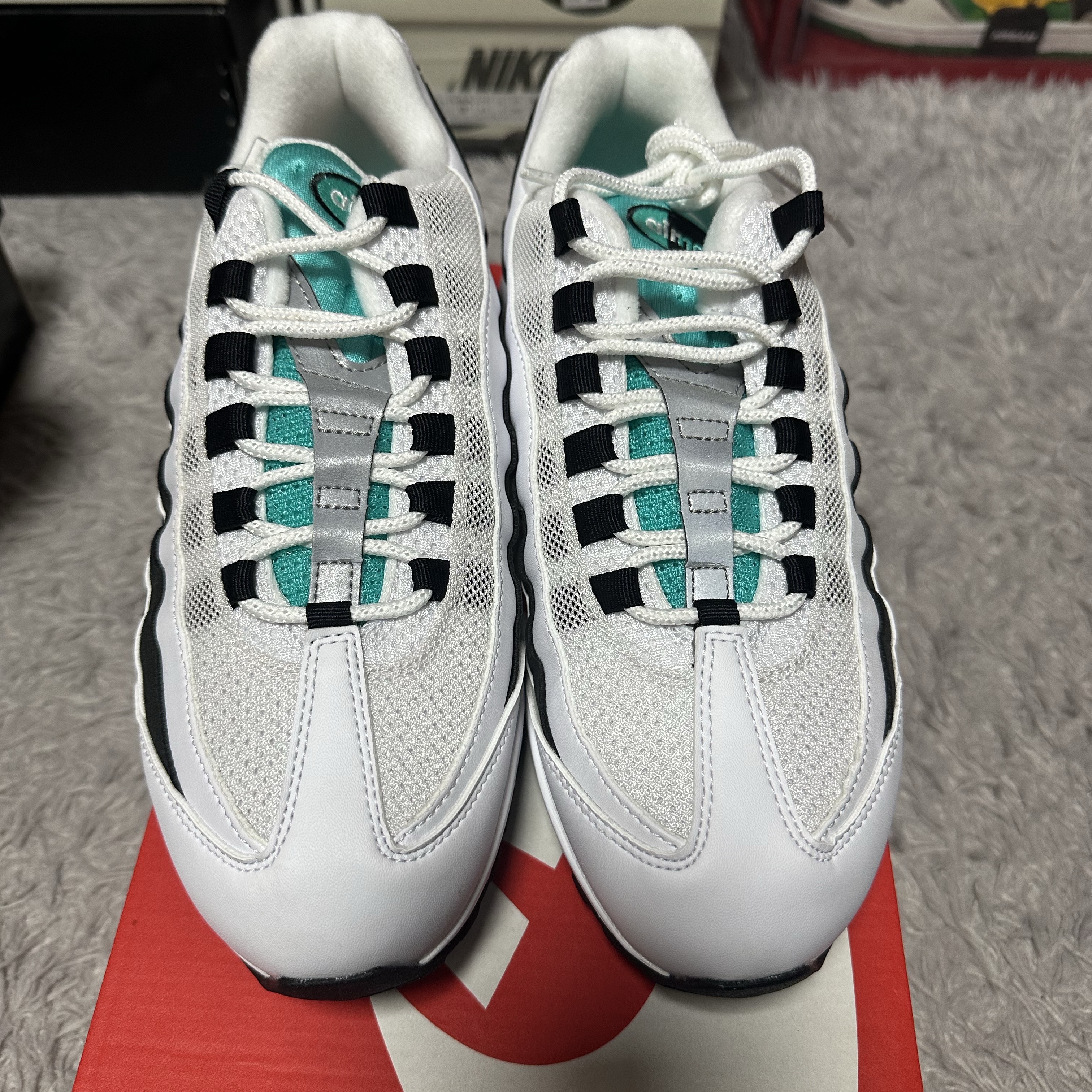 Nike Air Max 95 OG White and Black, Nike Air Max 95 OG Neon Yellow 2020 착용 스타일 - 3