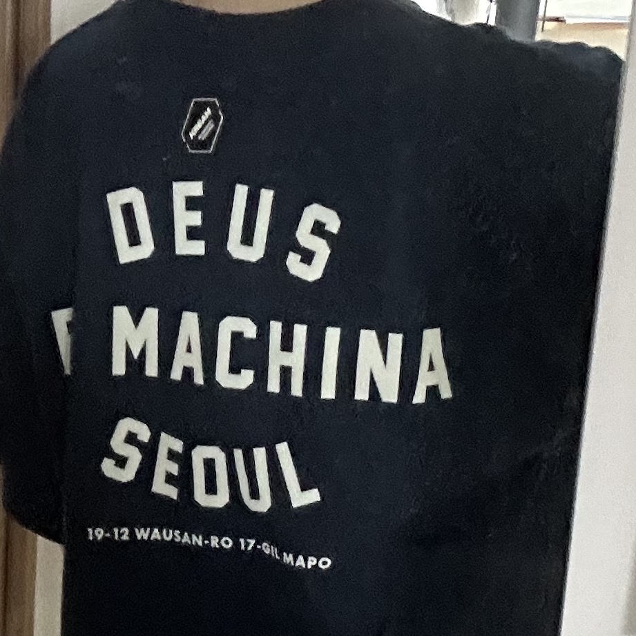 Deus Ex Machina Seoul College T-Shirt Navy 착용 스타일