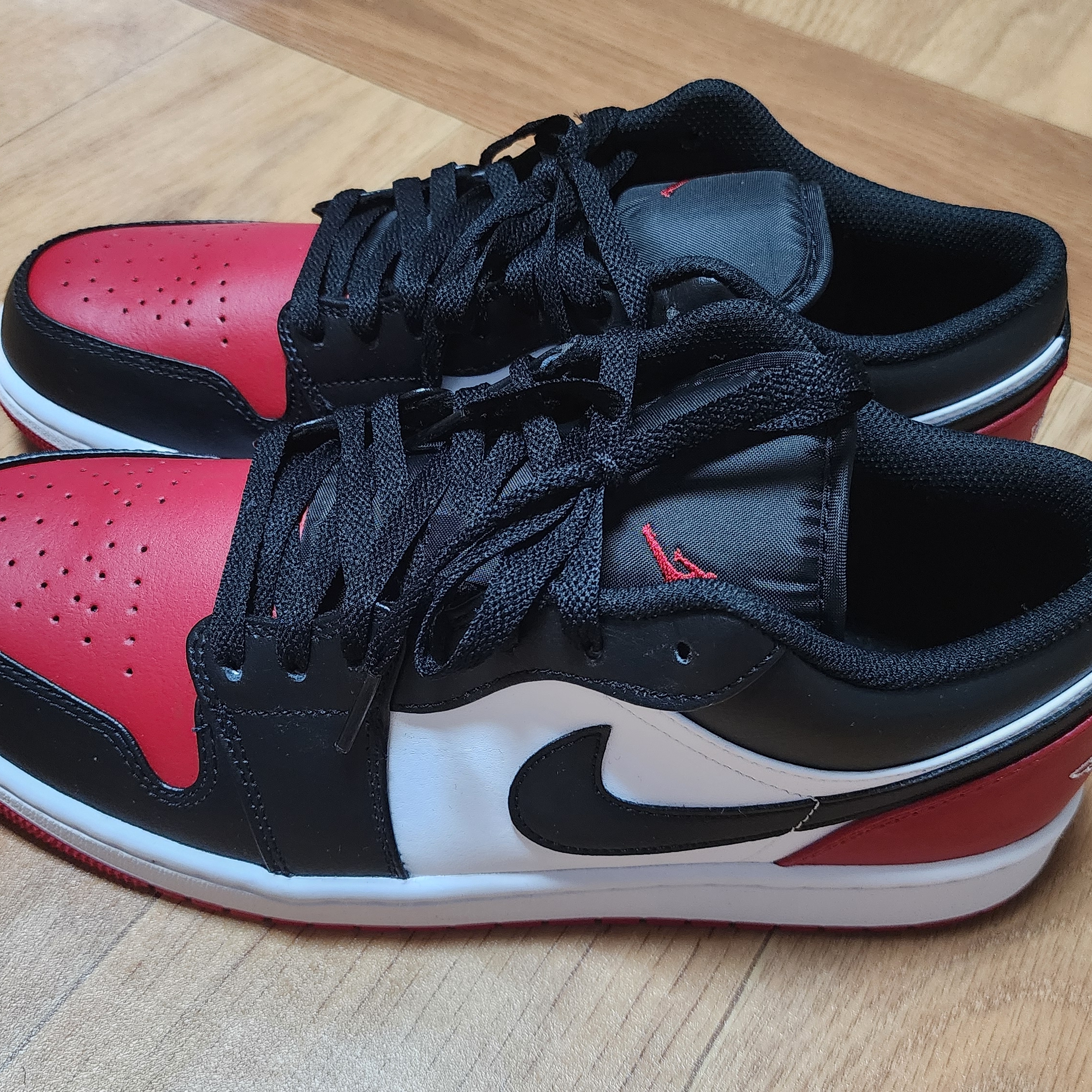 Jordan 1 Low White Varsity Red 착용 스타일 - 1