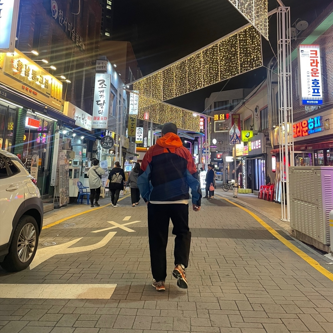 Nike ACG Storm-Fit ADV Chain of Craters Jacket Orange Black Blue - US/EU, Arc'teryx Mantis 2 Waistpack 24K Black 착용 스타일