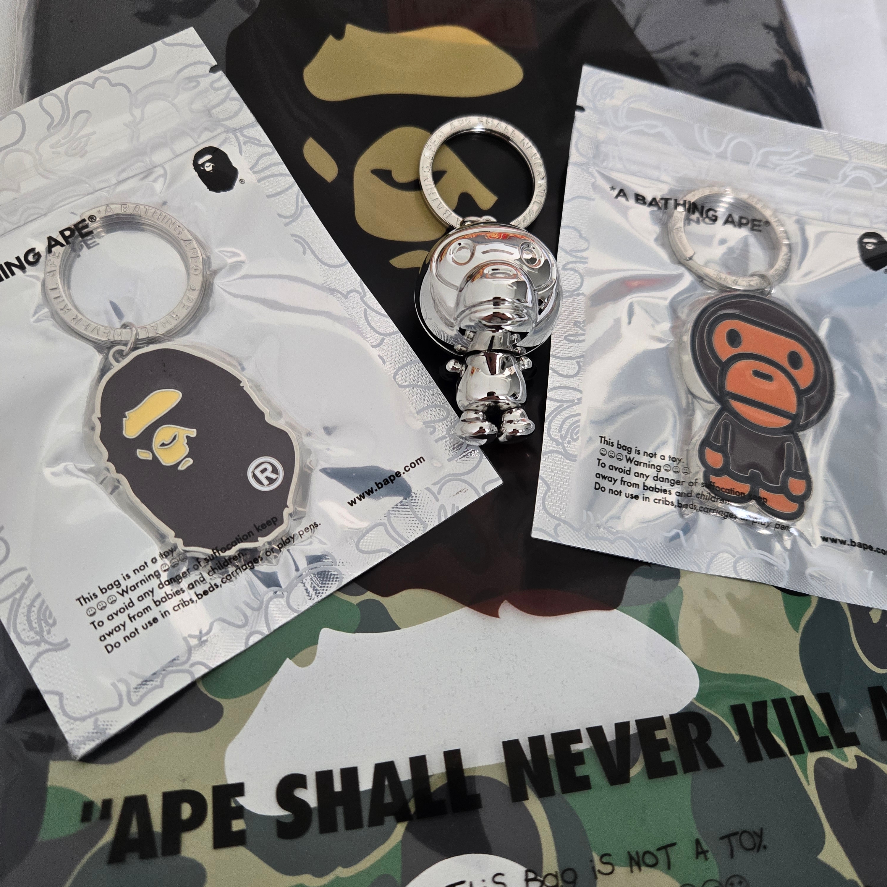 BAPE Ape Head Metal Keychain Brown, BAPE Baby Milo Metal Keychain Brown 착용 스타일