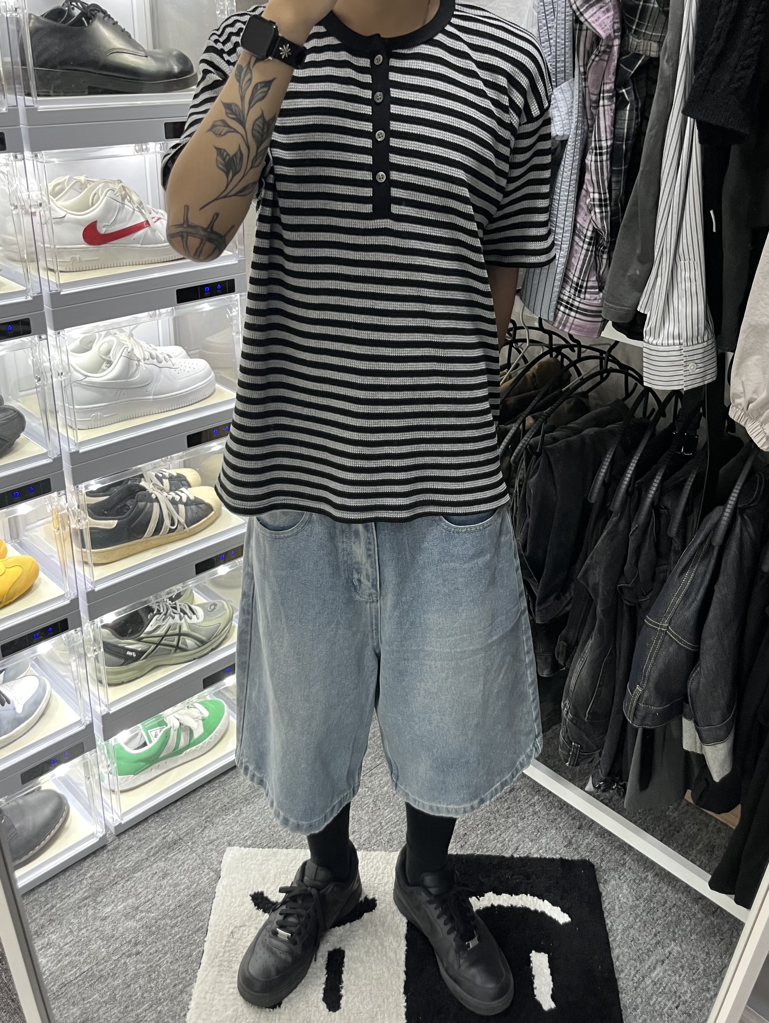 Nike Air Force 1 '07 Low Triple Black 착용 스타일 - 1