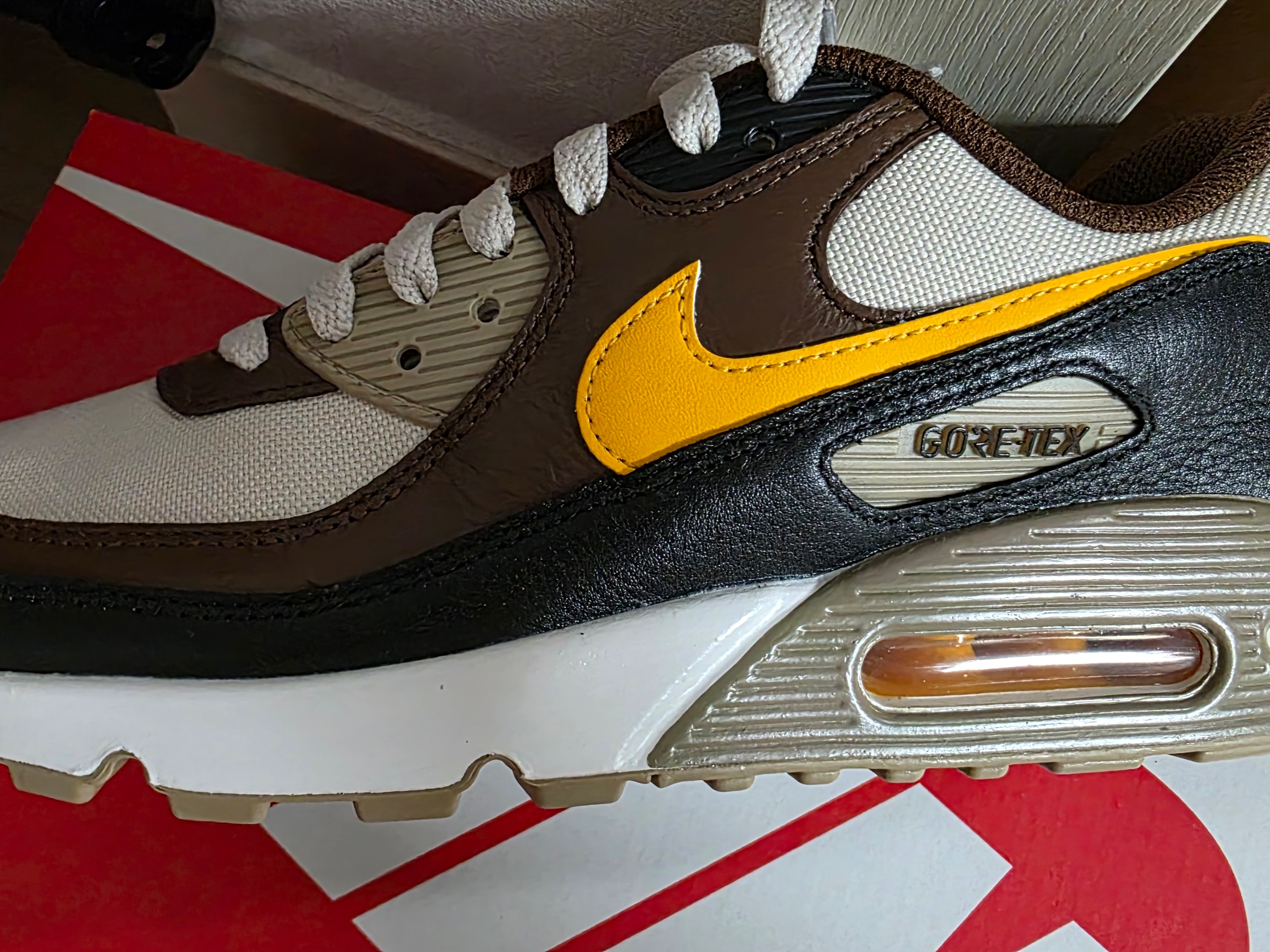 Nike Air Max 90 Gore-Tex Cacao Wow Khaki 착용 스타일
