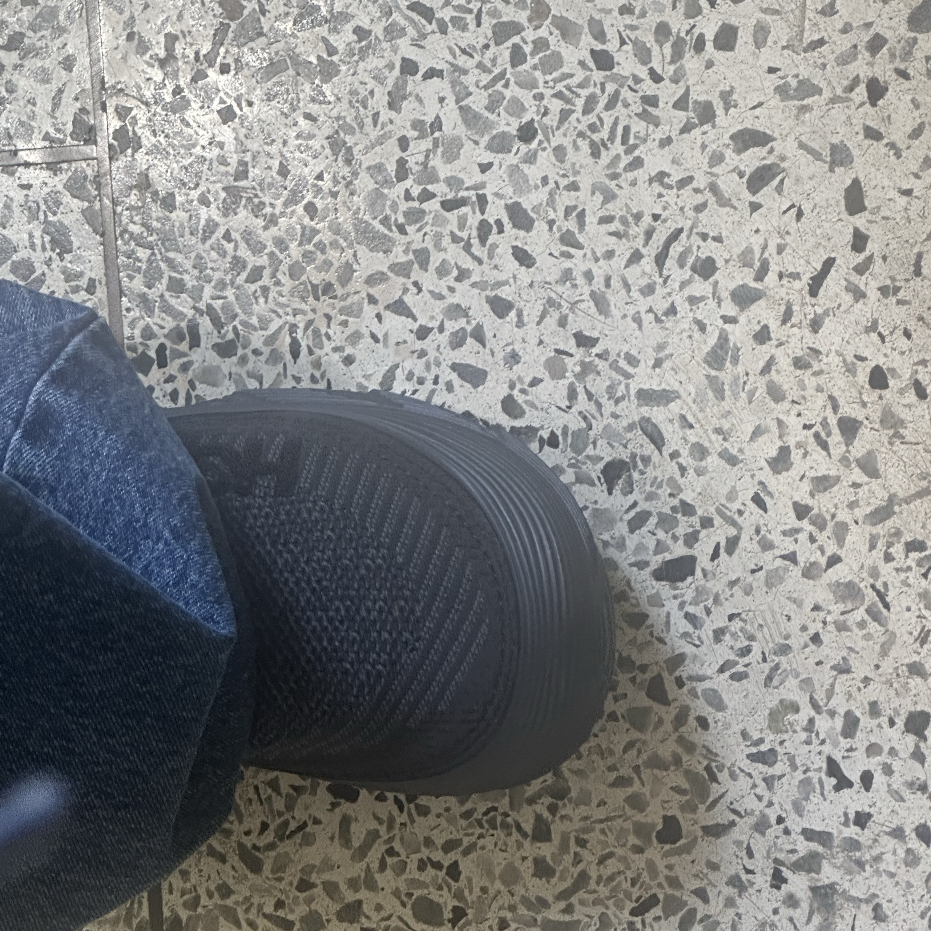 Hoka Restore TC Black 착용 스타일 - 2